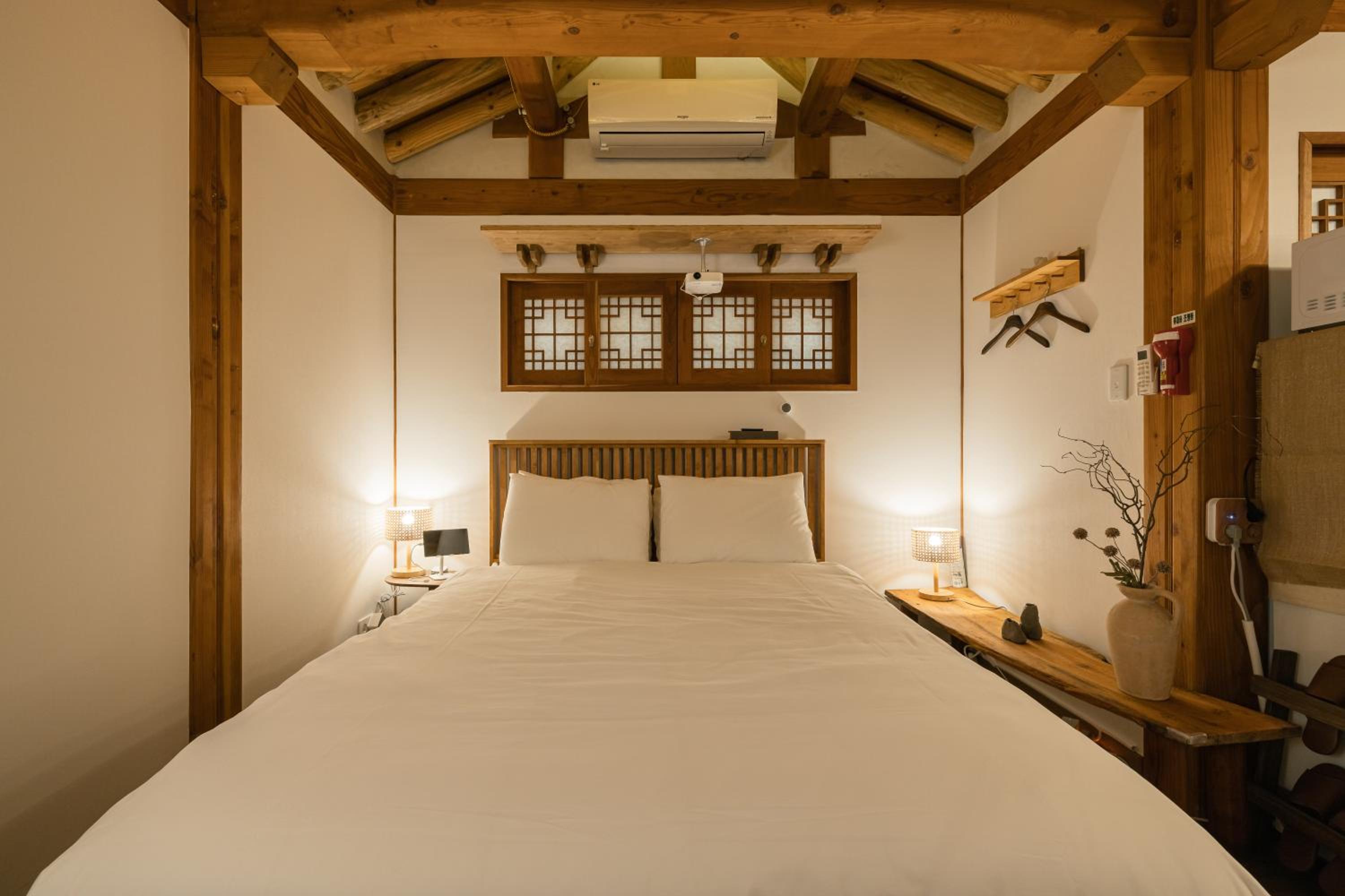 Luxury Hanok Cottage Nest view 5