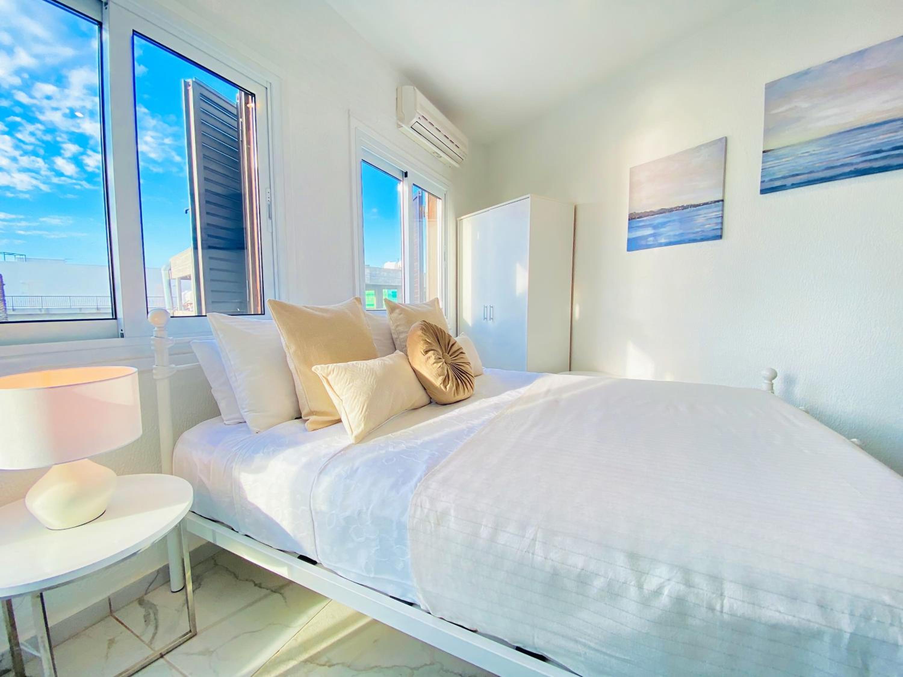 Phaedrus Living : Luxury Flat Lighthouse 75