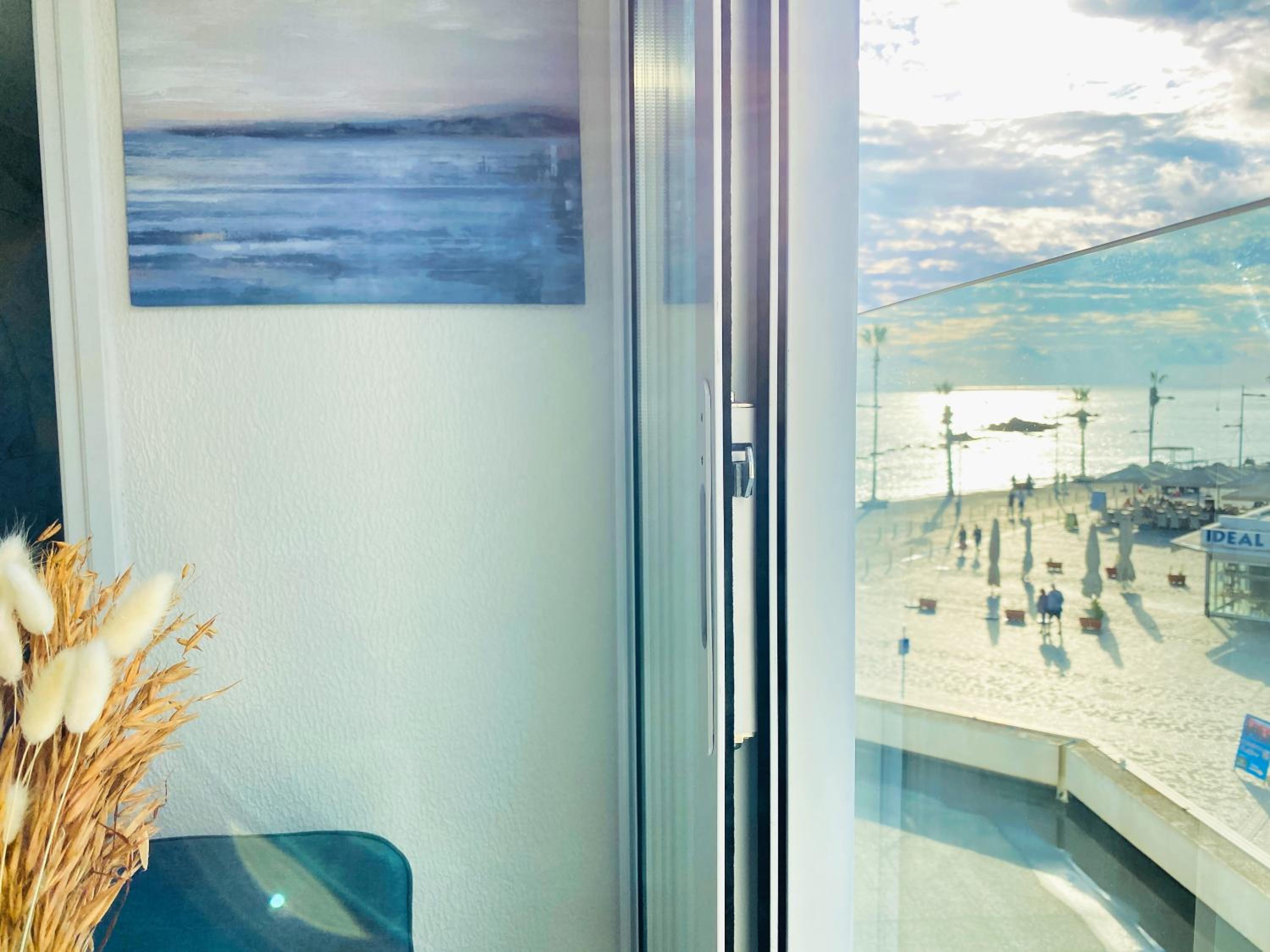 Phaedrus Living : Luxury Flat Lighthouse 75