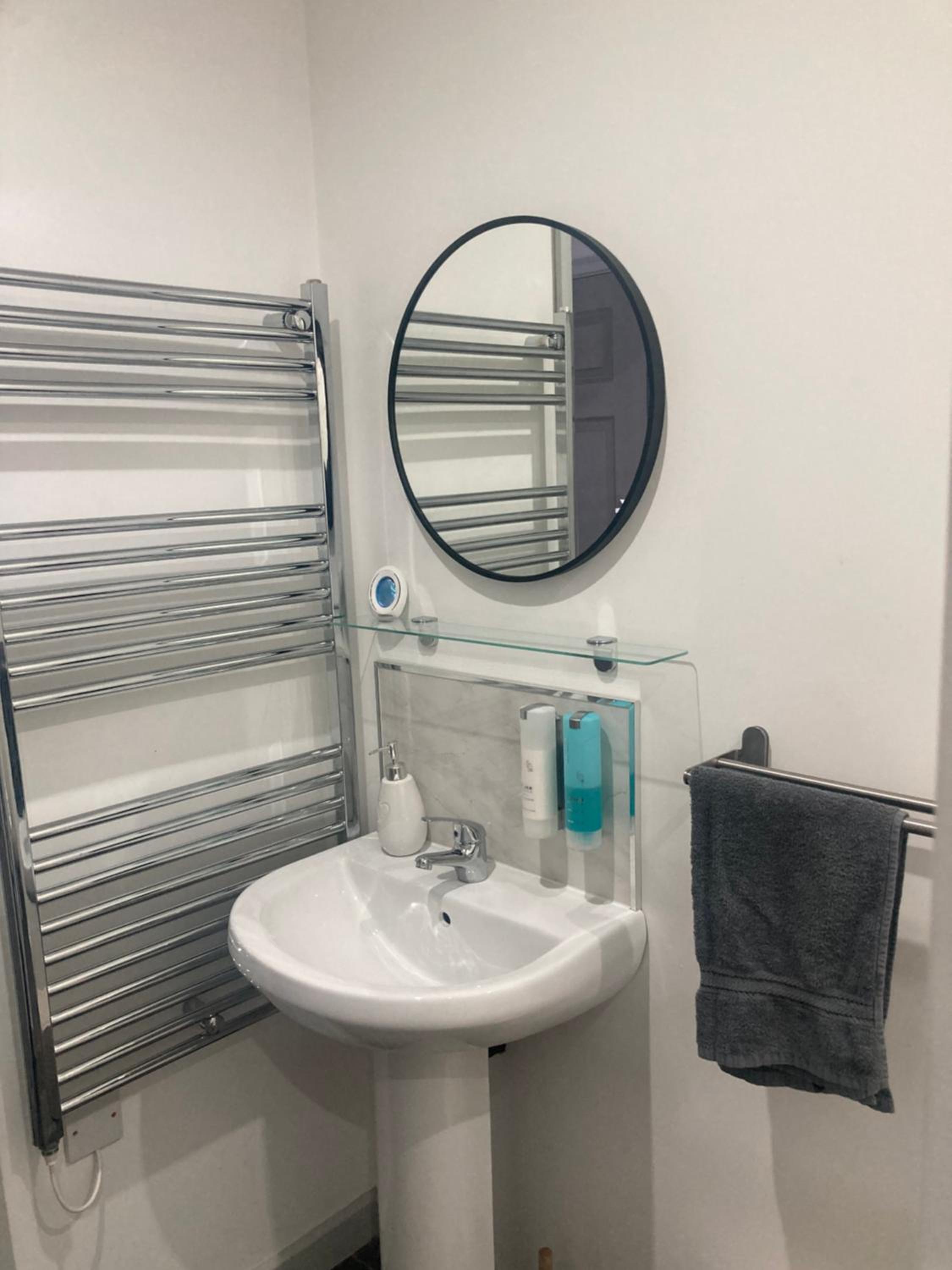 Lancing Apartments - Spacious 2 Bed - Sleeps 6 - Burnham Village view 3