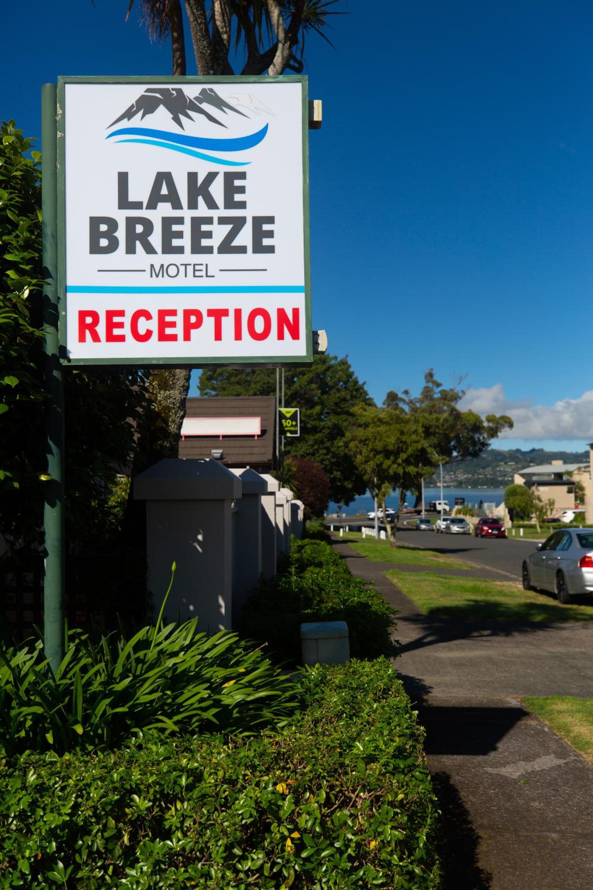 Lake Breeze Motel
