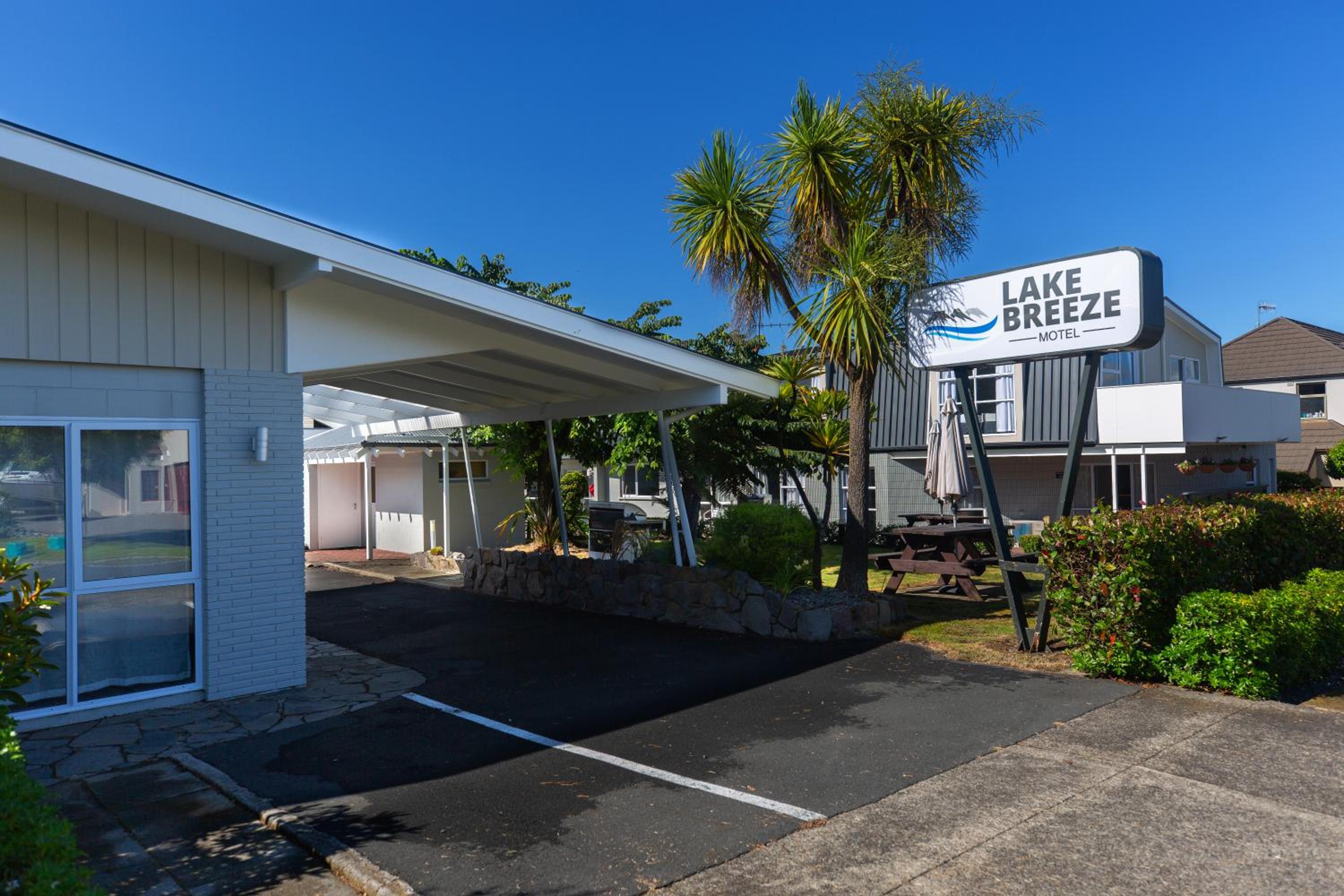 Lake Breeze Motel