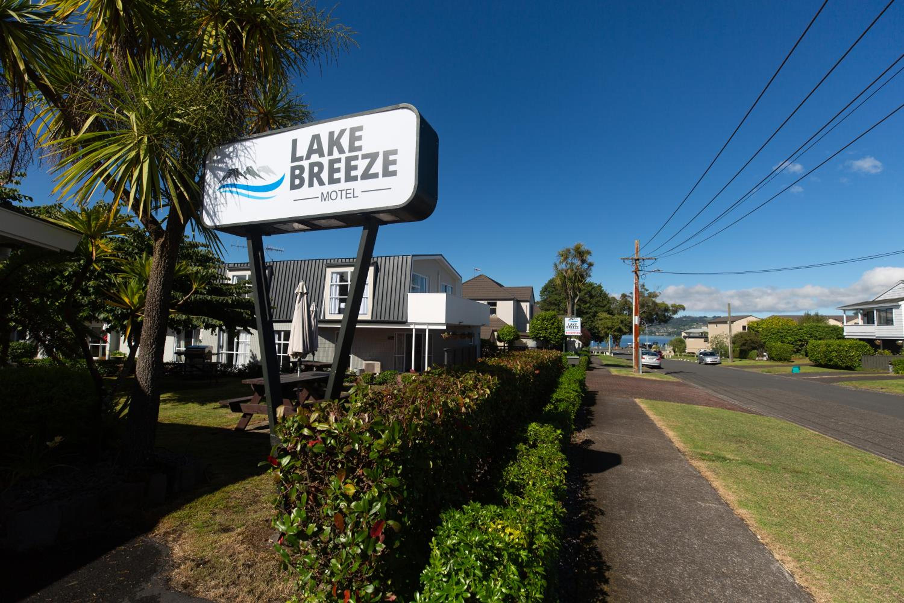 Hotel Lake Breeze Motel - Image 1