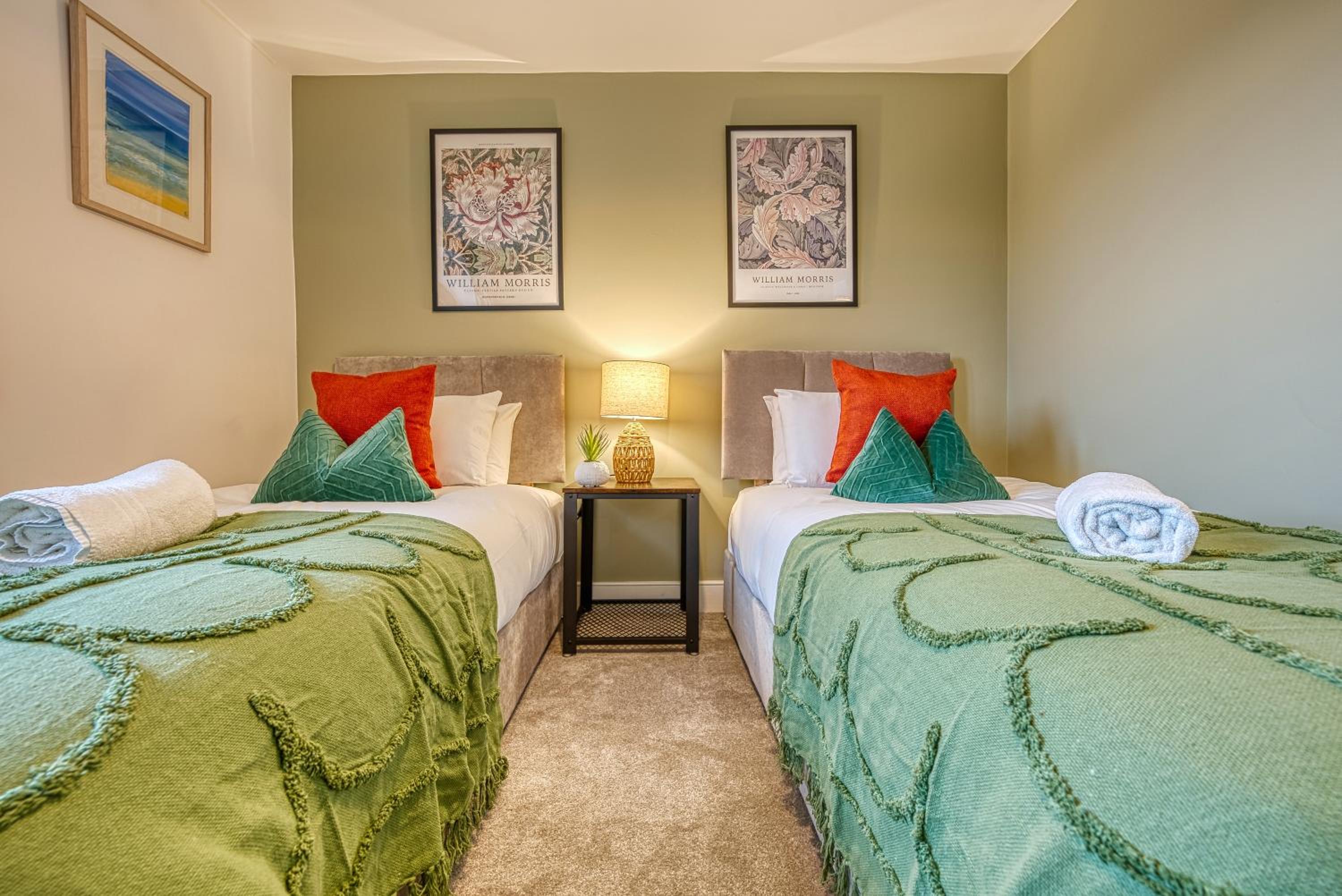 Ashcroft Loft by Home Stays Management - Stunning 3 Bedroom, 2 bathrooms, Charming central apartment featuring a balcony view 4