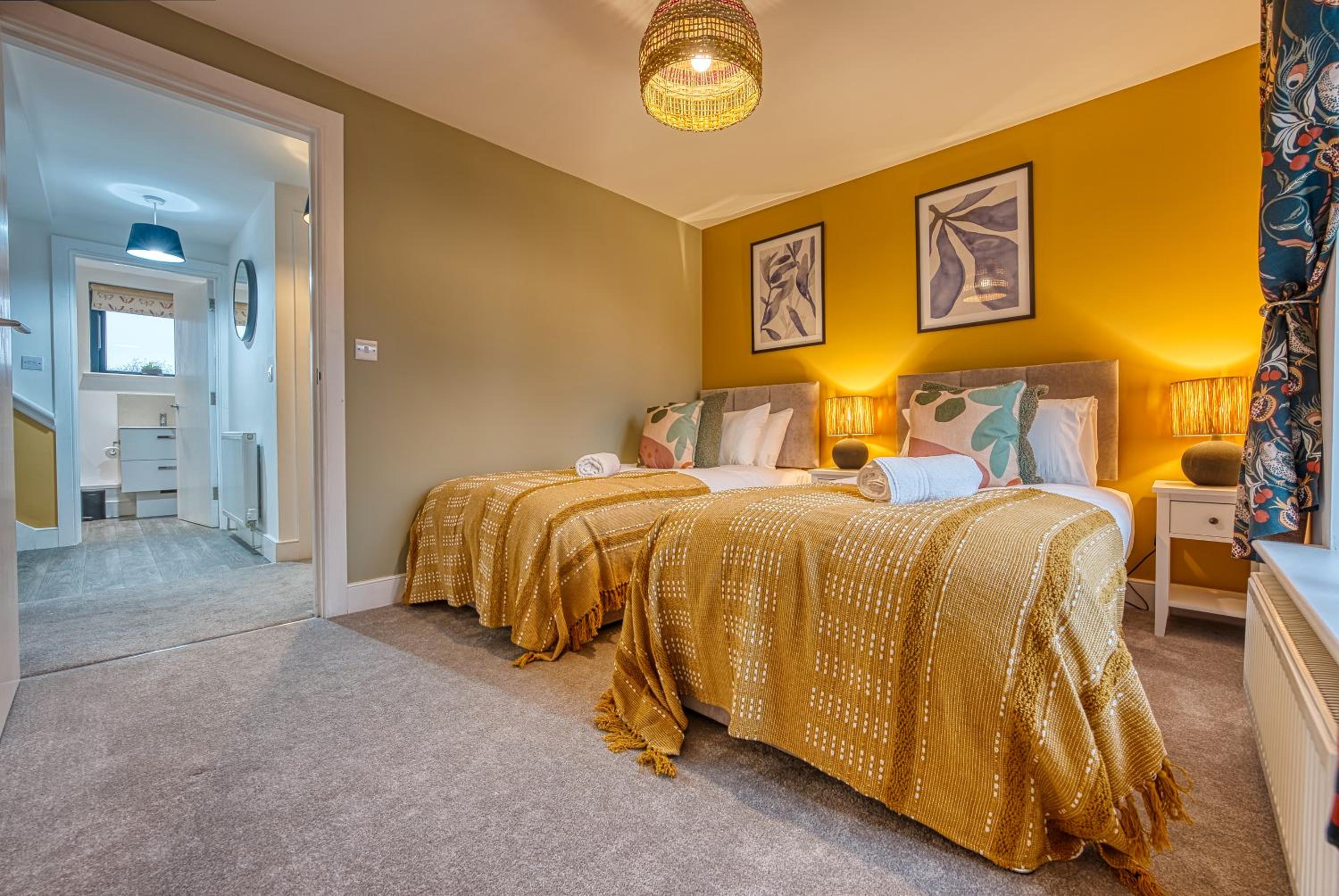 Ashcroft Loft by Home Stays Management - Stunning 3 Bedroom, 2 bathrooms, Charming central apartment featuring a balcony view 5