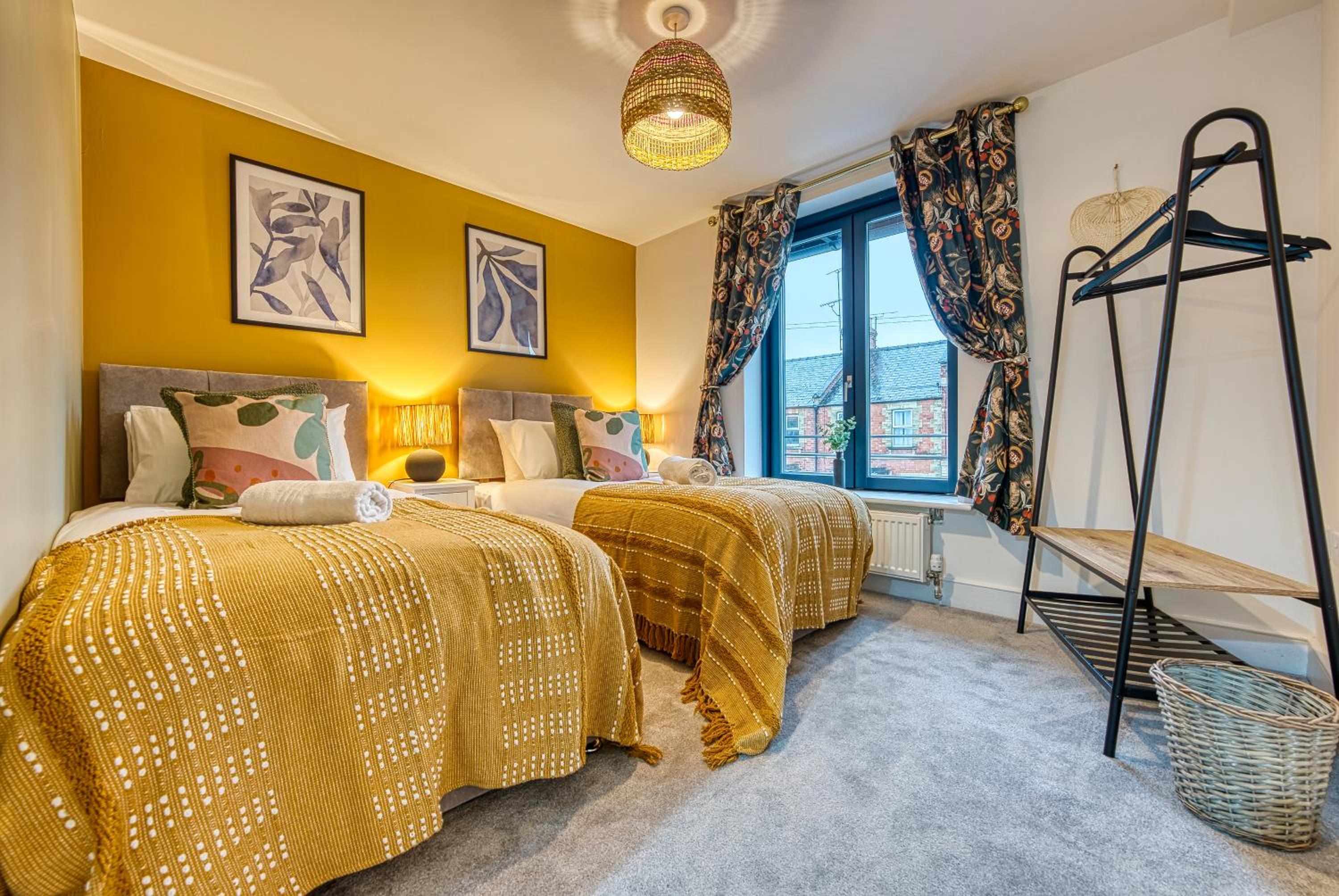 Ashcroft Loft by Home Stays Management - Stunning 3 Bedroom, 2 bathrooms, Charming central apartment featuring a balcony view 3