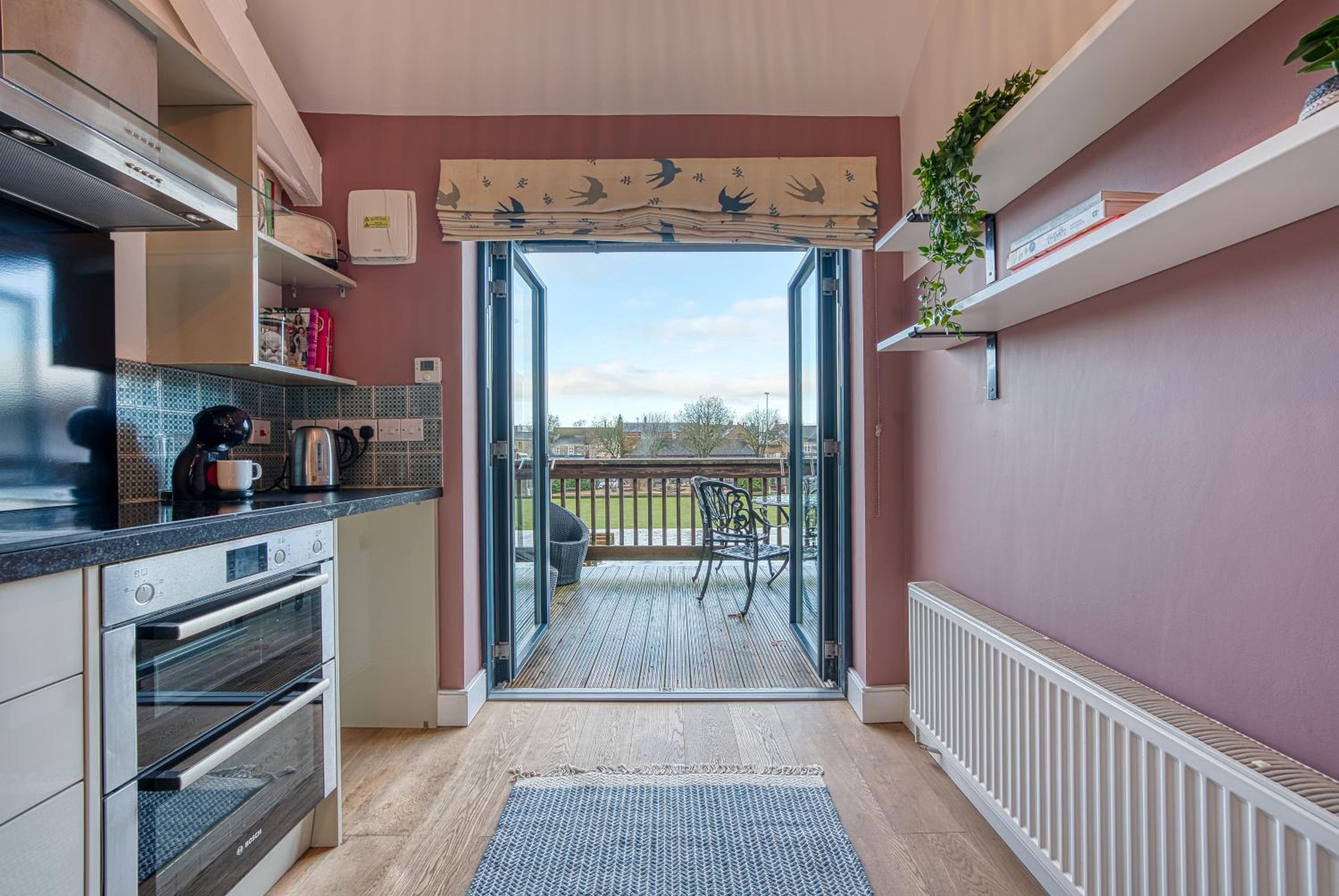 Ashcroft Loft by Home Stays Management - Stunning 3 Bedroom, 2 bathrooms, Charming central apartment featuring a balcony view 2