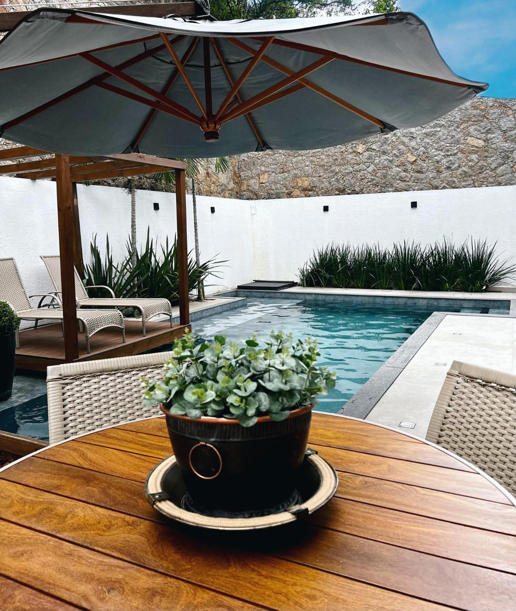 Casa moderna com piscina em Floripa - caminho das praias