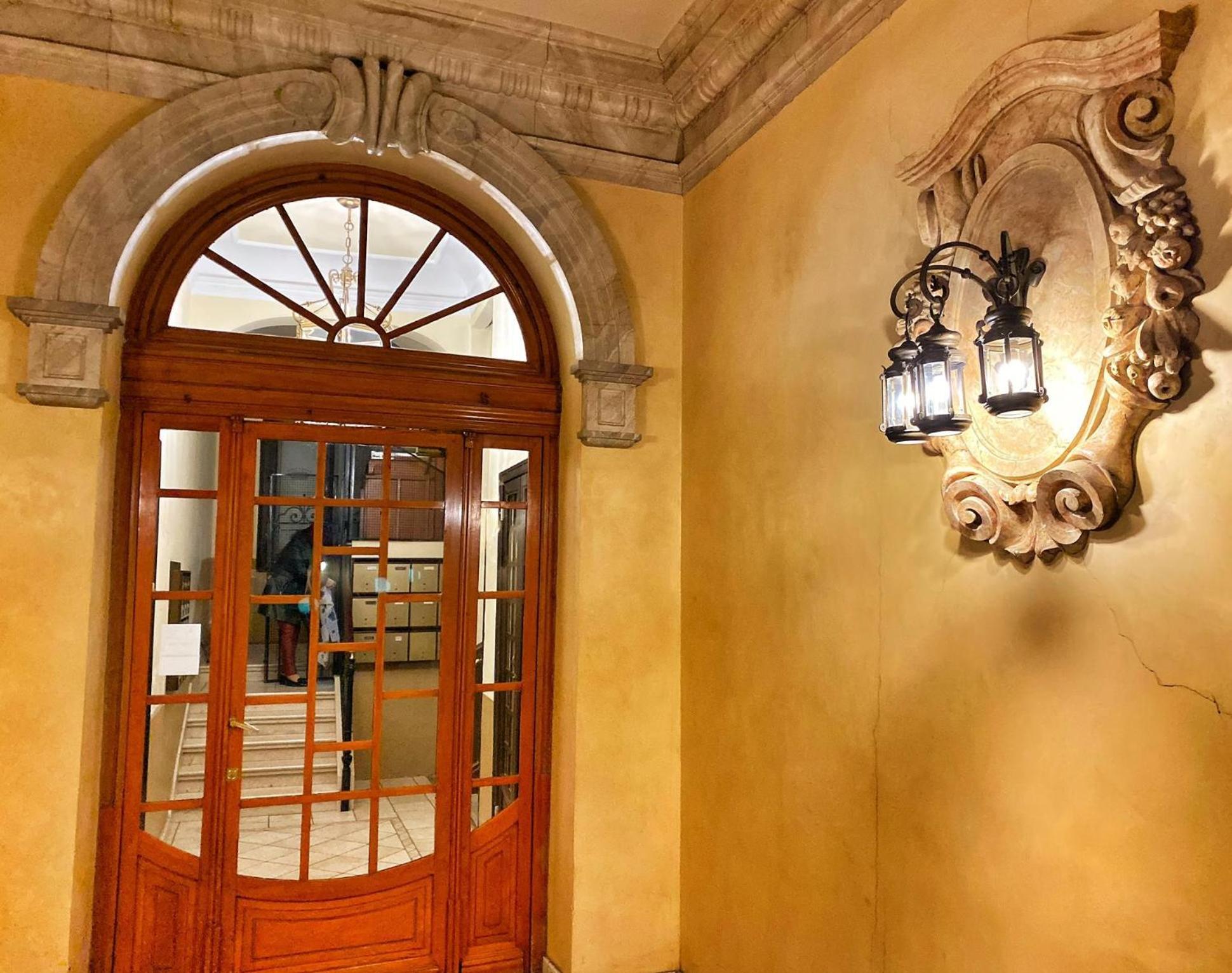 Apartment in monumental square Madrid Center