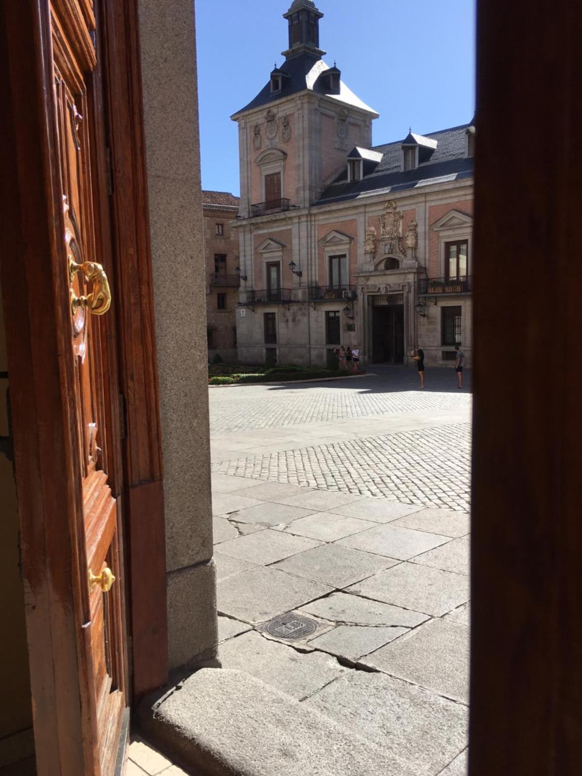 Apartment in monumental square Madrid Center