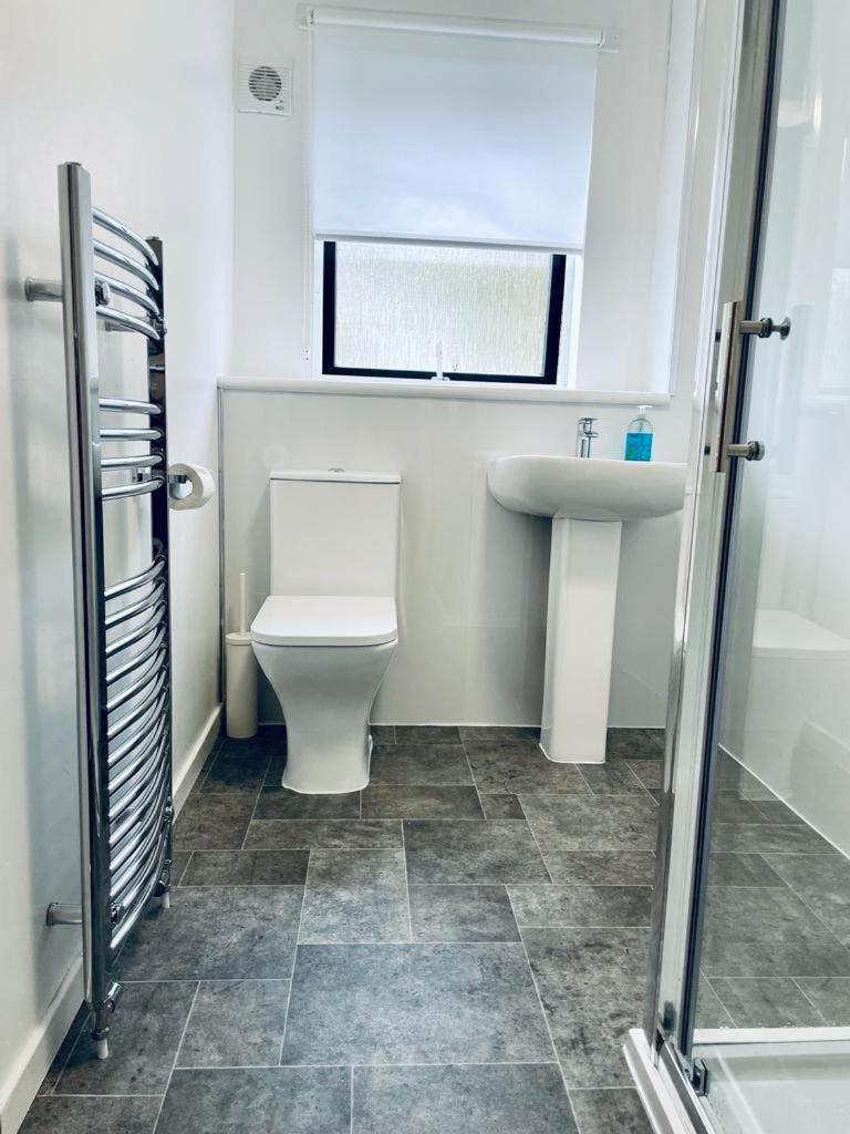 Modern 2 Bedroom Apartment With Free Parking view 3