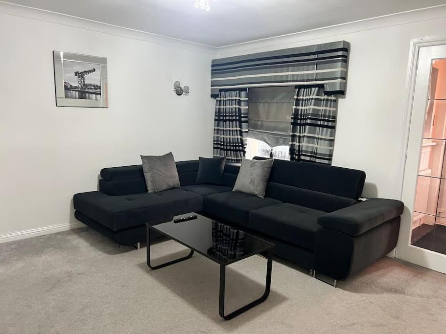 Lovely 3 Bed Home In Glasgow with FREE Parking view 4