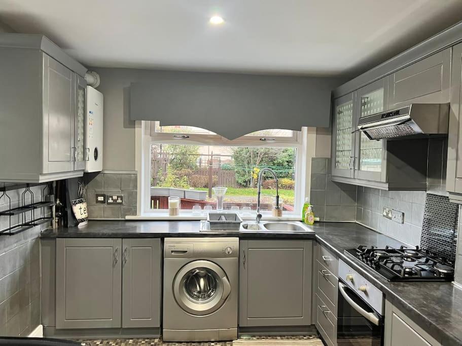 Lovely 3 Bed Home In Glasgow with FREE Parking view 2