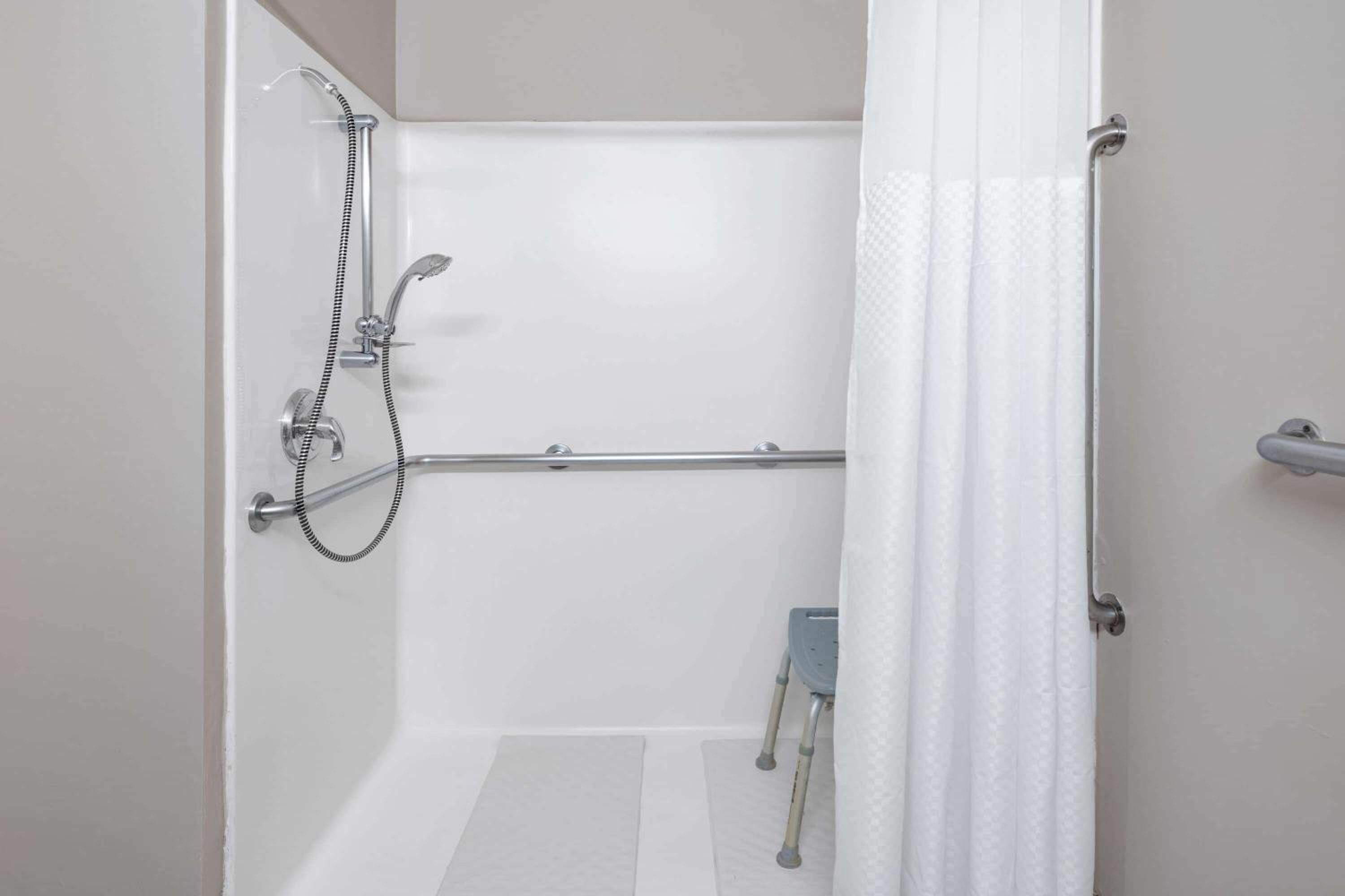 Gurnee Vacations - Baymont by Wyndham Gurnee - Property Image 20