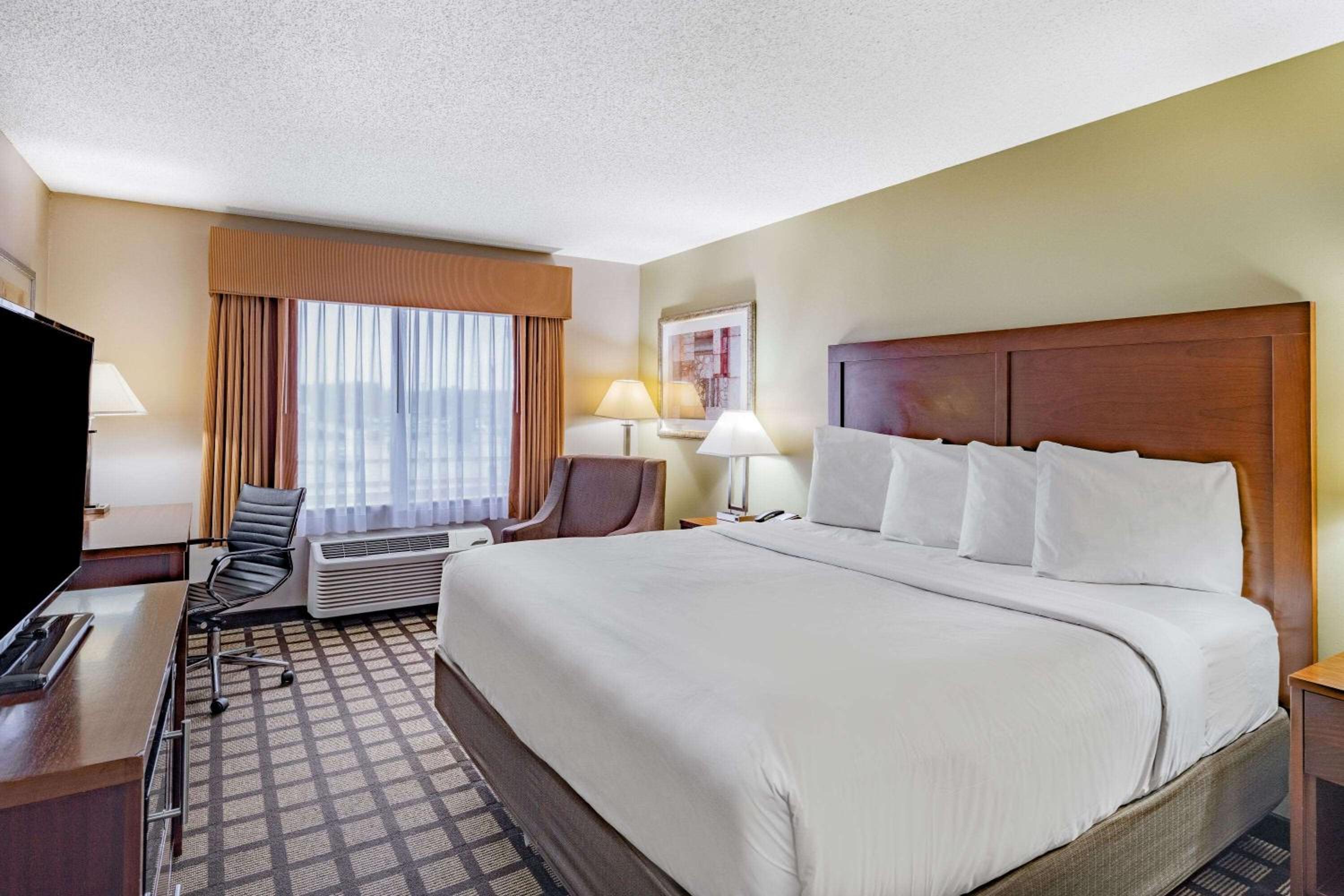 Gurnee Vacations - Baymont by Wyndham Gurnee - Property Image 28