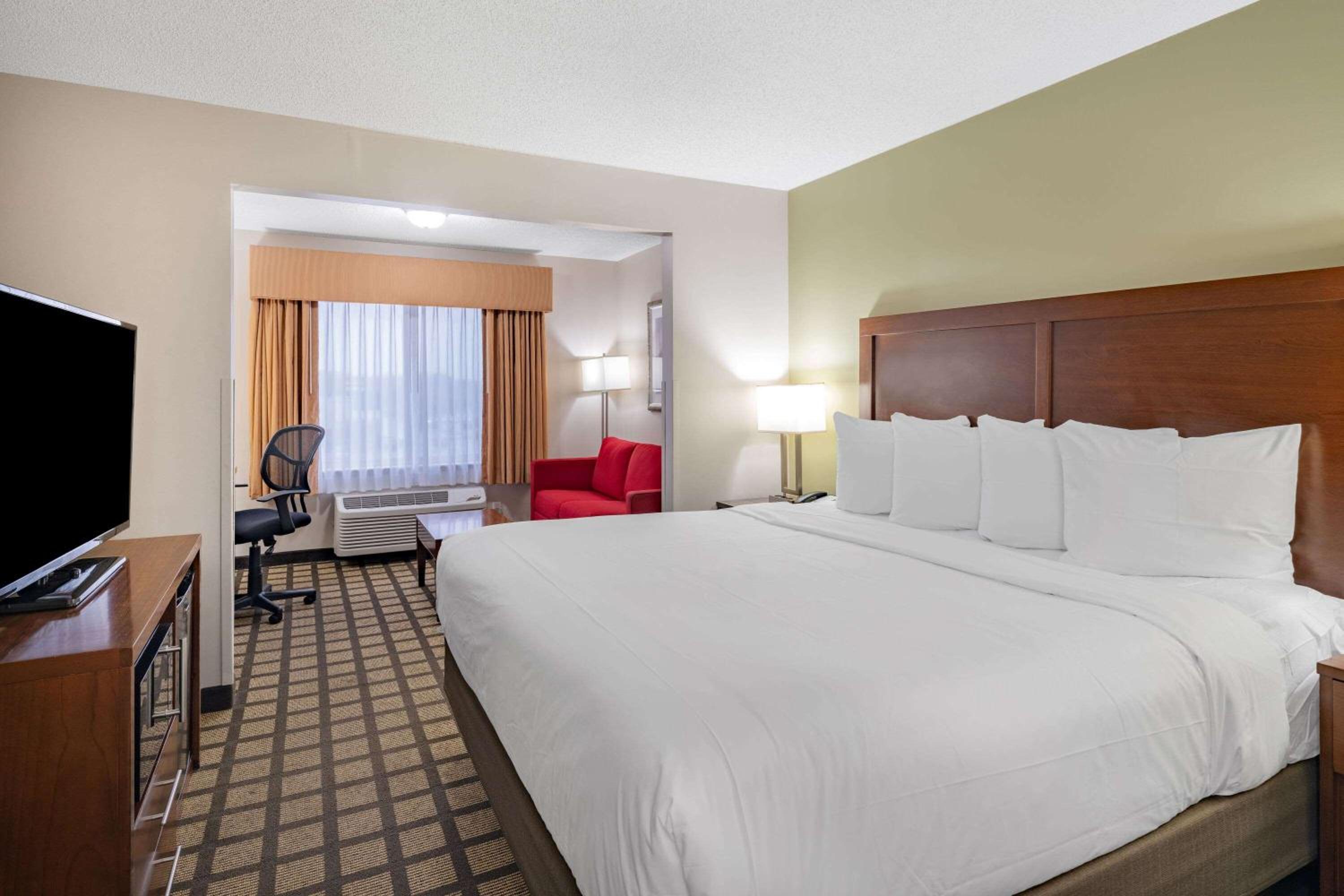 Gurnee Vacations - Baymont by Wyndham Gurnee - Property Image 37