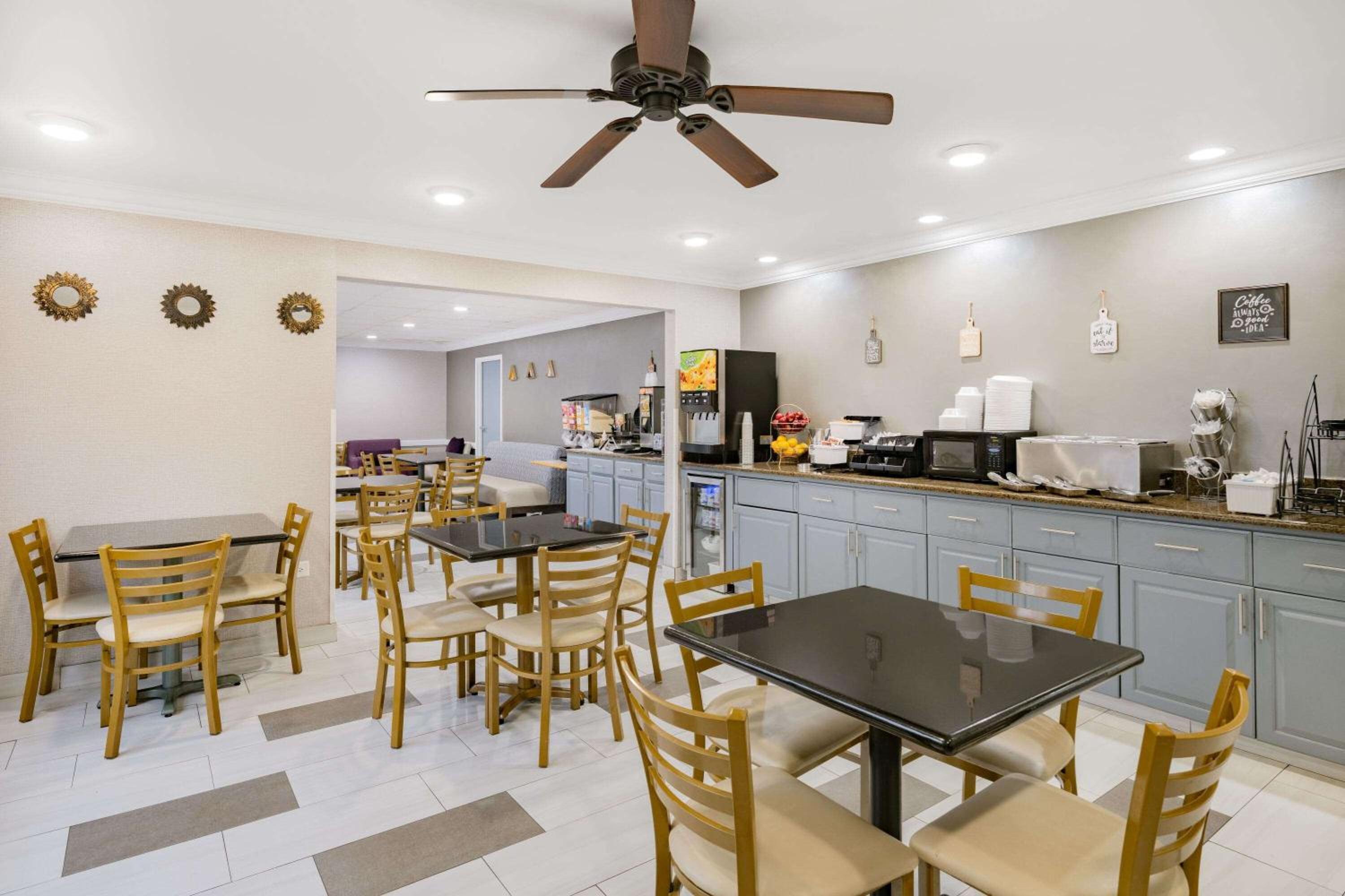 Gurnee Vacations - Baymont by Wyndham Gurnee - Property Image 9