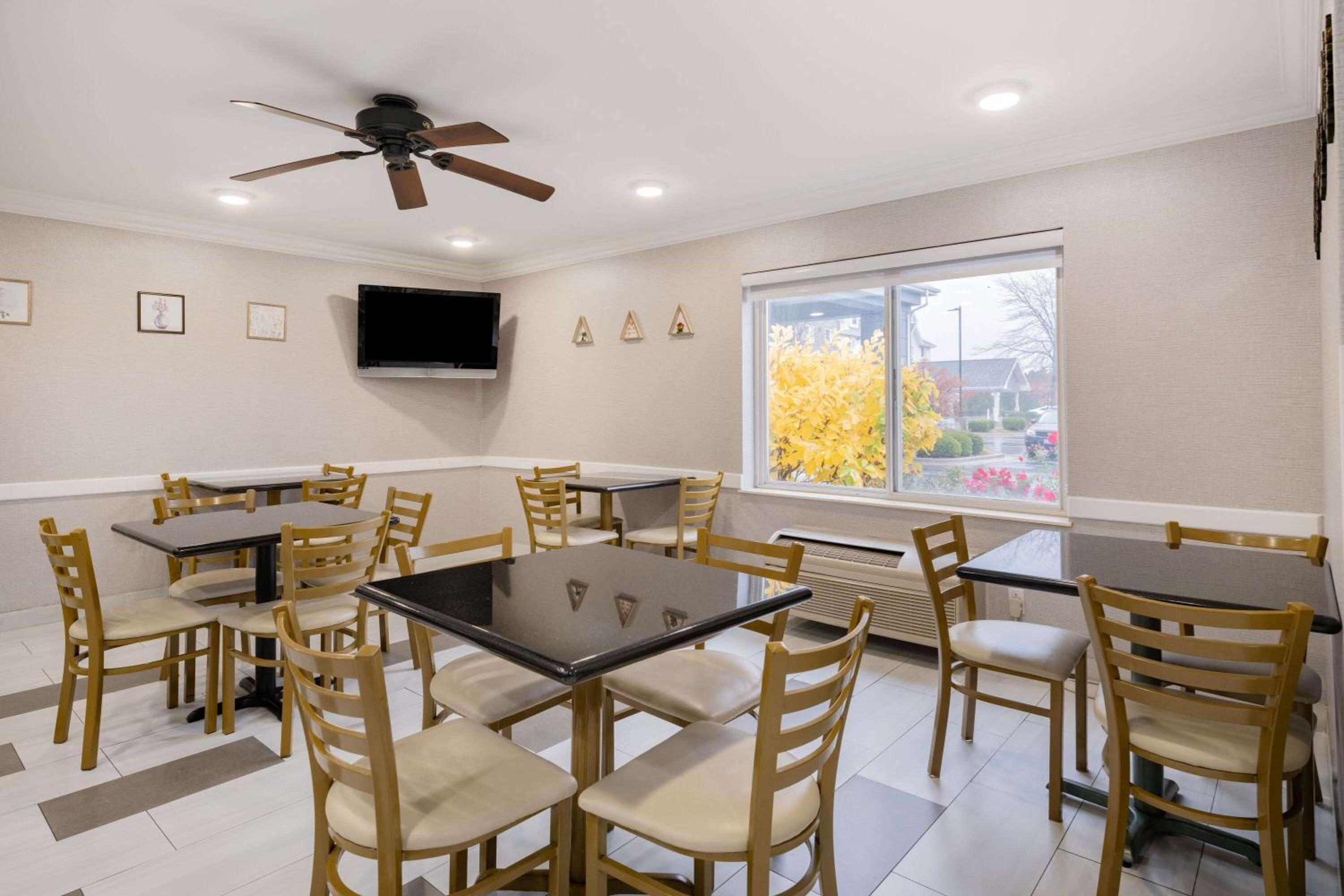 Gurnee Vacations - Baymont by Wyndham Gurnee - Property Image 10