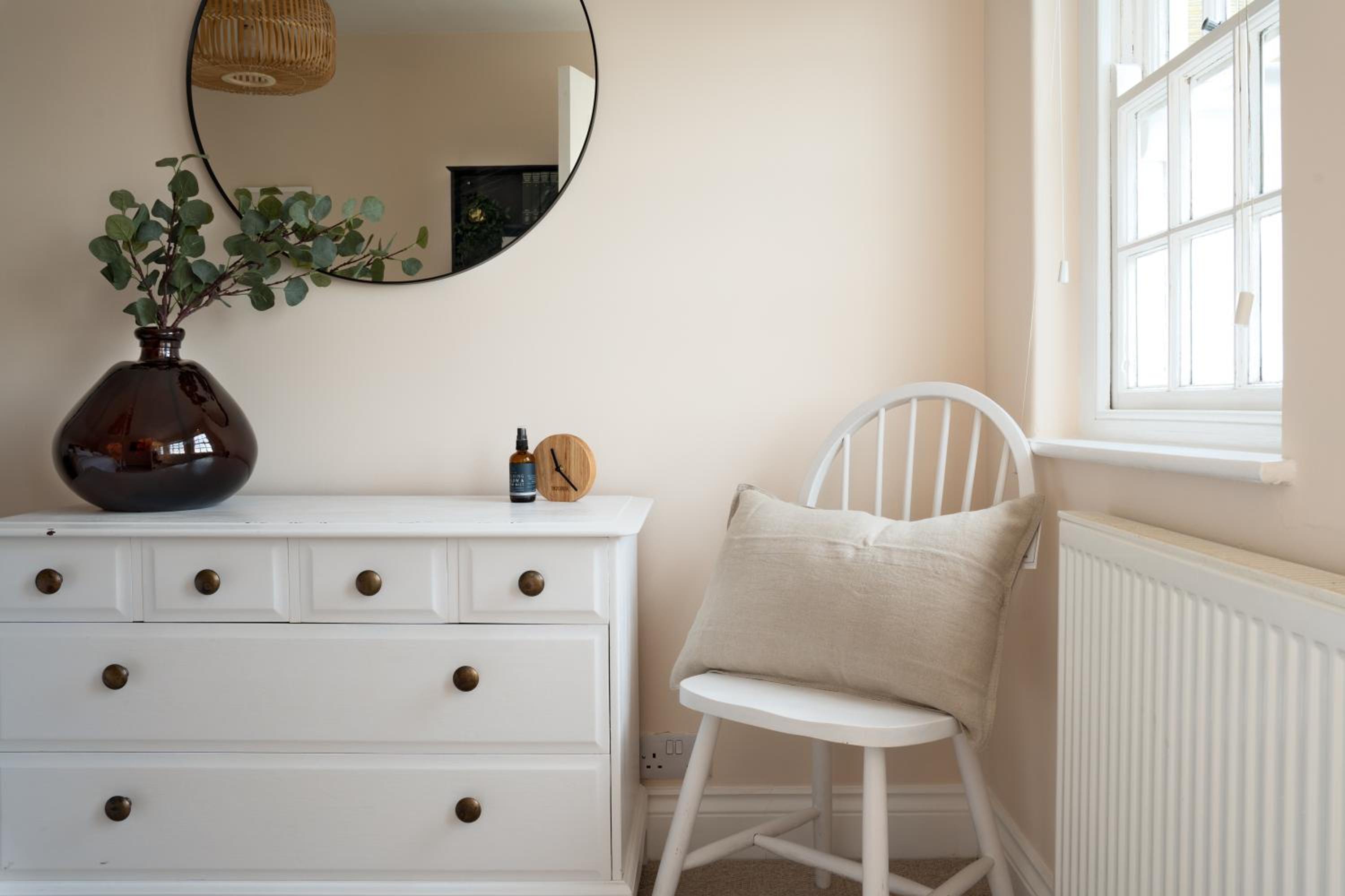 Stylish Two Bedroom Cottage - In Town Centre view 3