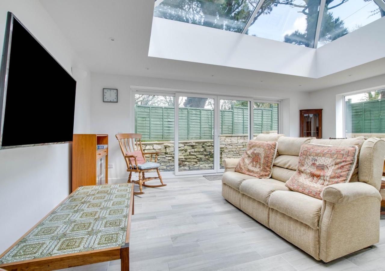 4 Bed in Harmans Cross oc-wy278 view 2