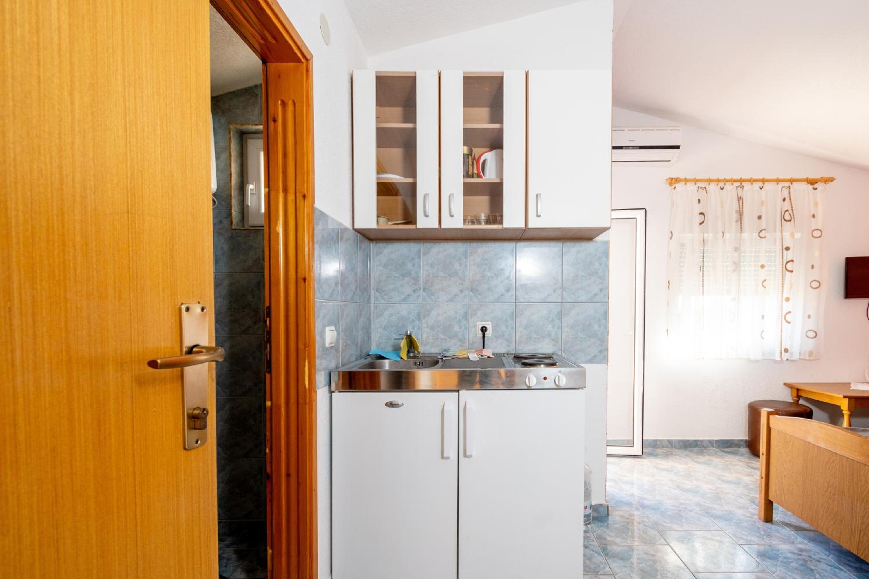 Apartments with parking space Vir - 20177