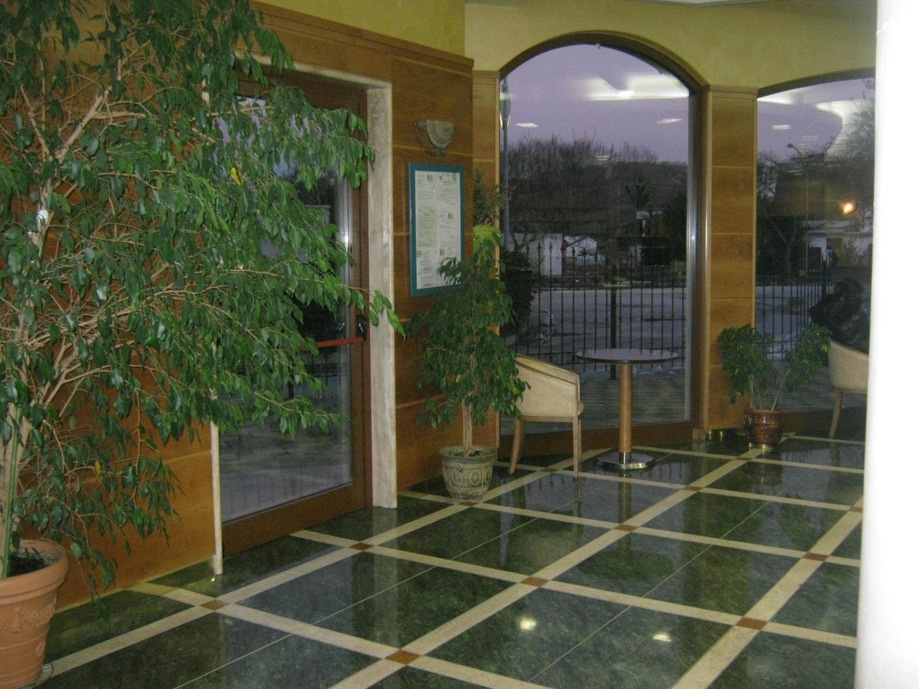 Lobby & Reception