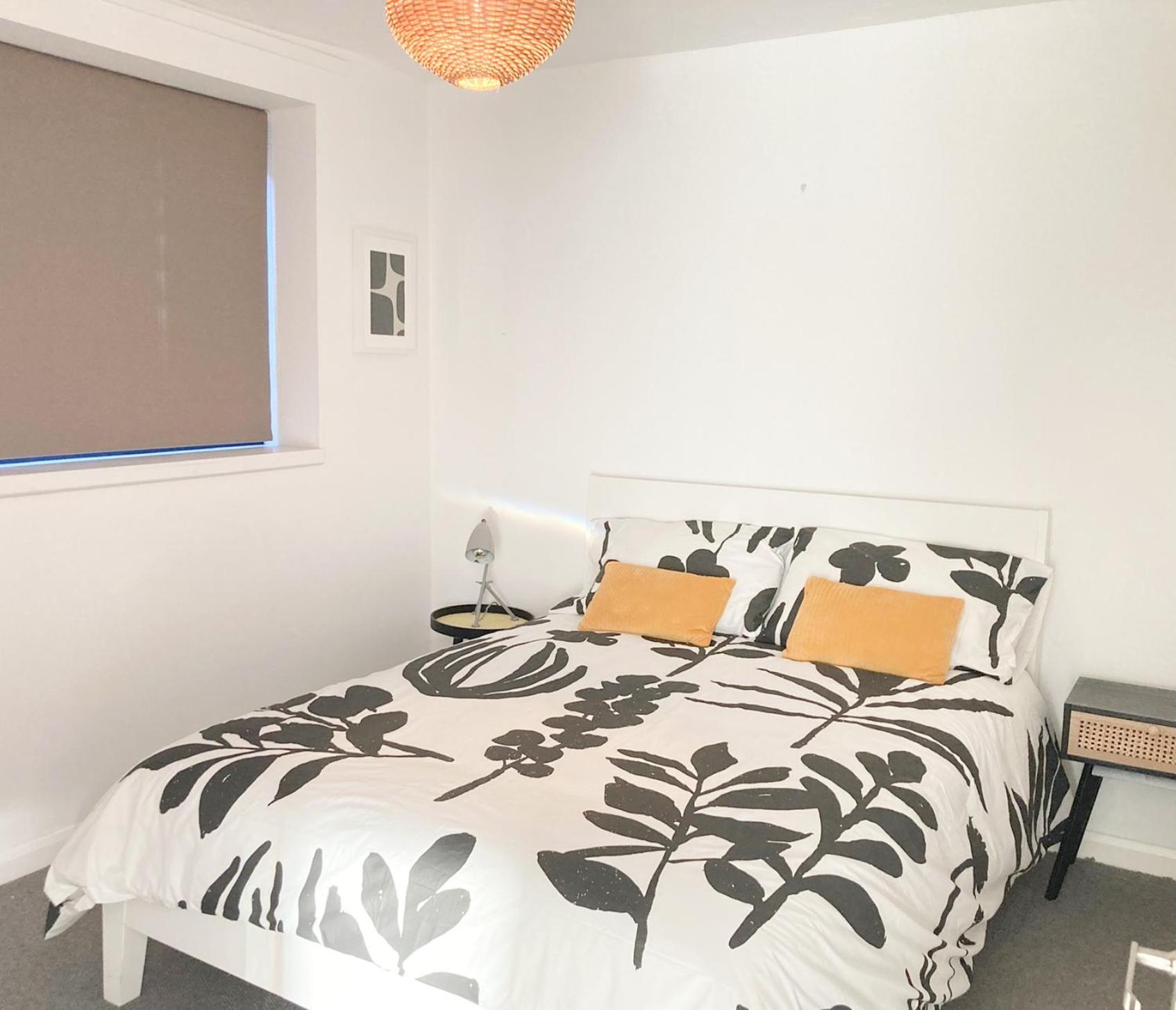 Contractor and Family friendly Grade II townhouse- 3 bedrooms- free parking view 5