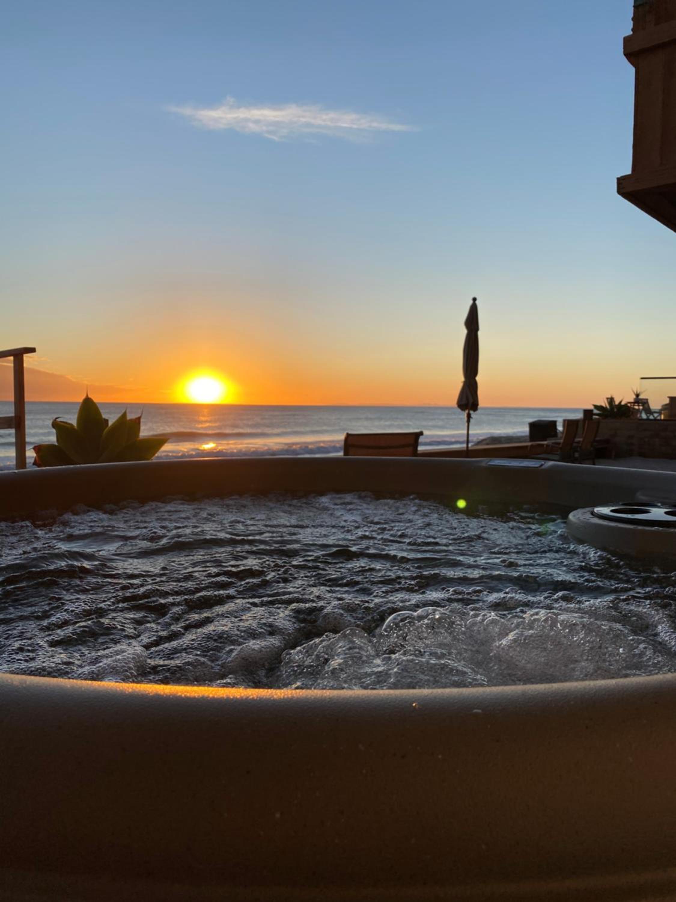 ON THE SAND!! Private Beach! OCEAN FRONT HOT TUB!!