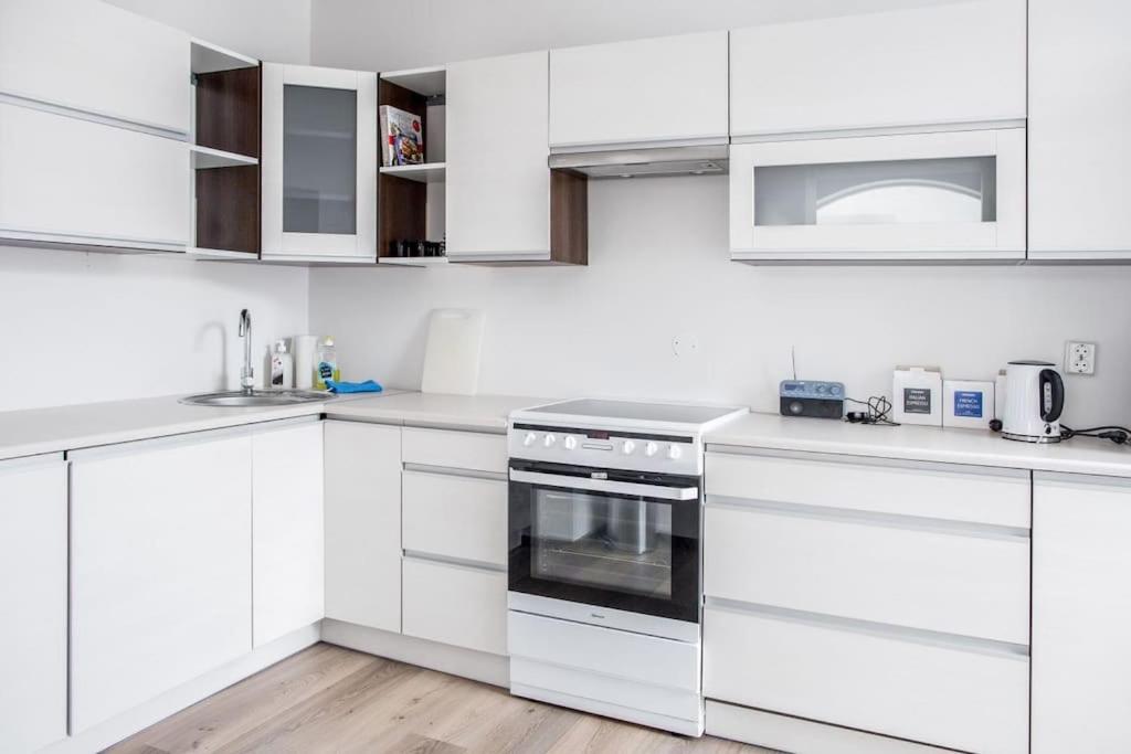 Free Parking space, 2 Bed Room, Short walk to Brosundet view 4