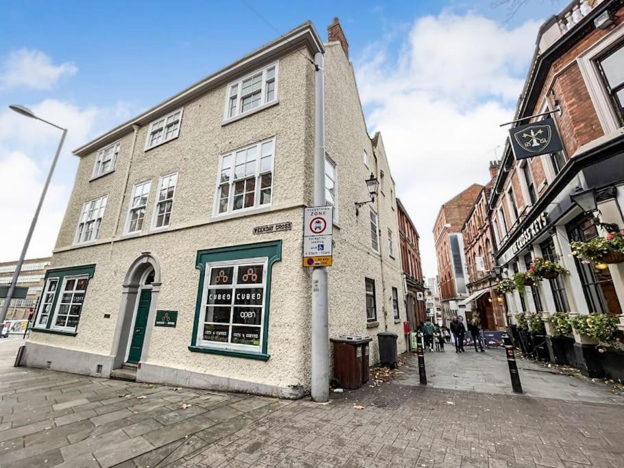 Luxurious 2 Bedroom Apartment in City Centre view 4