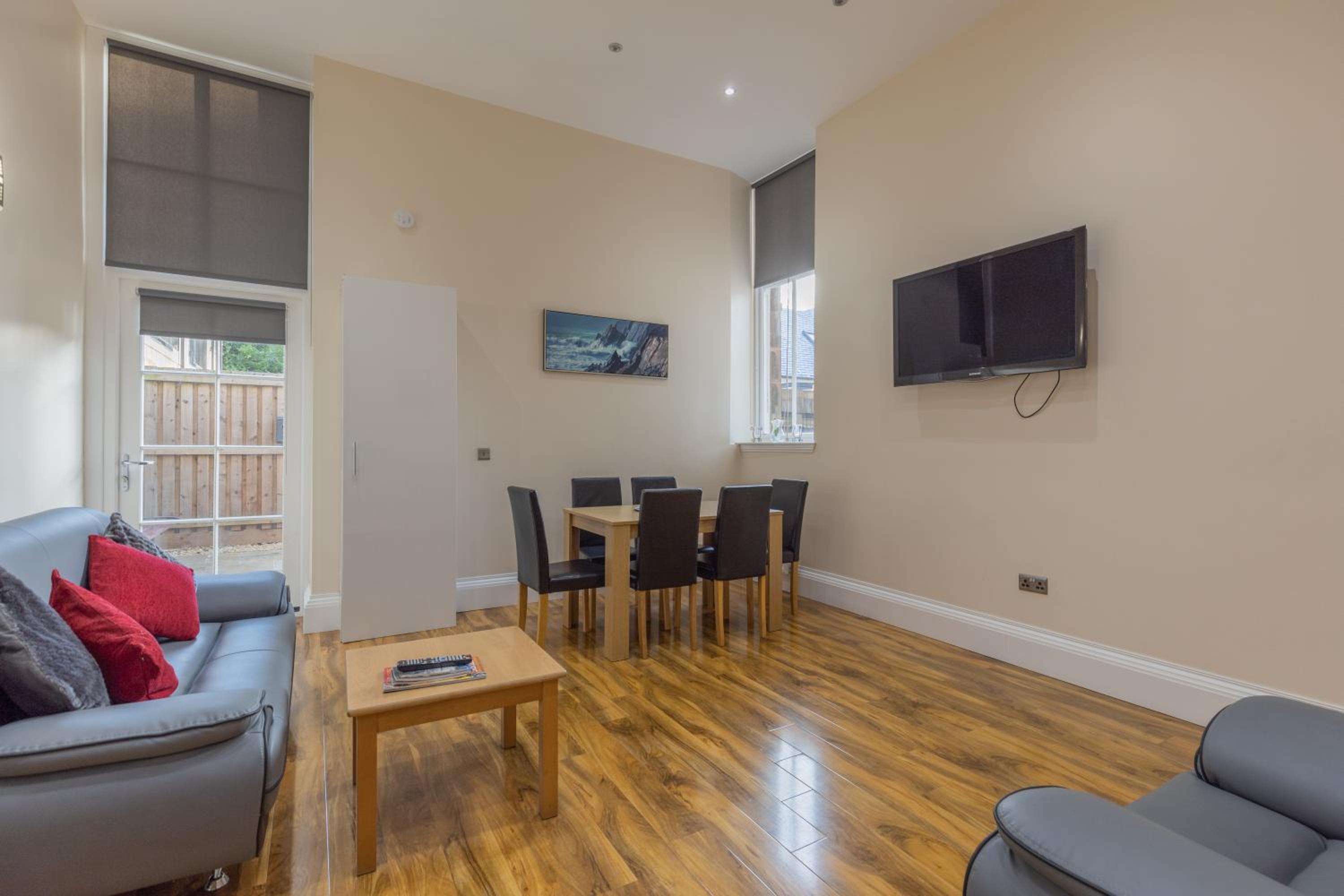 New 3-Bedroom Apartment Close to City Centre view 4