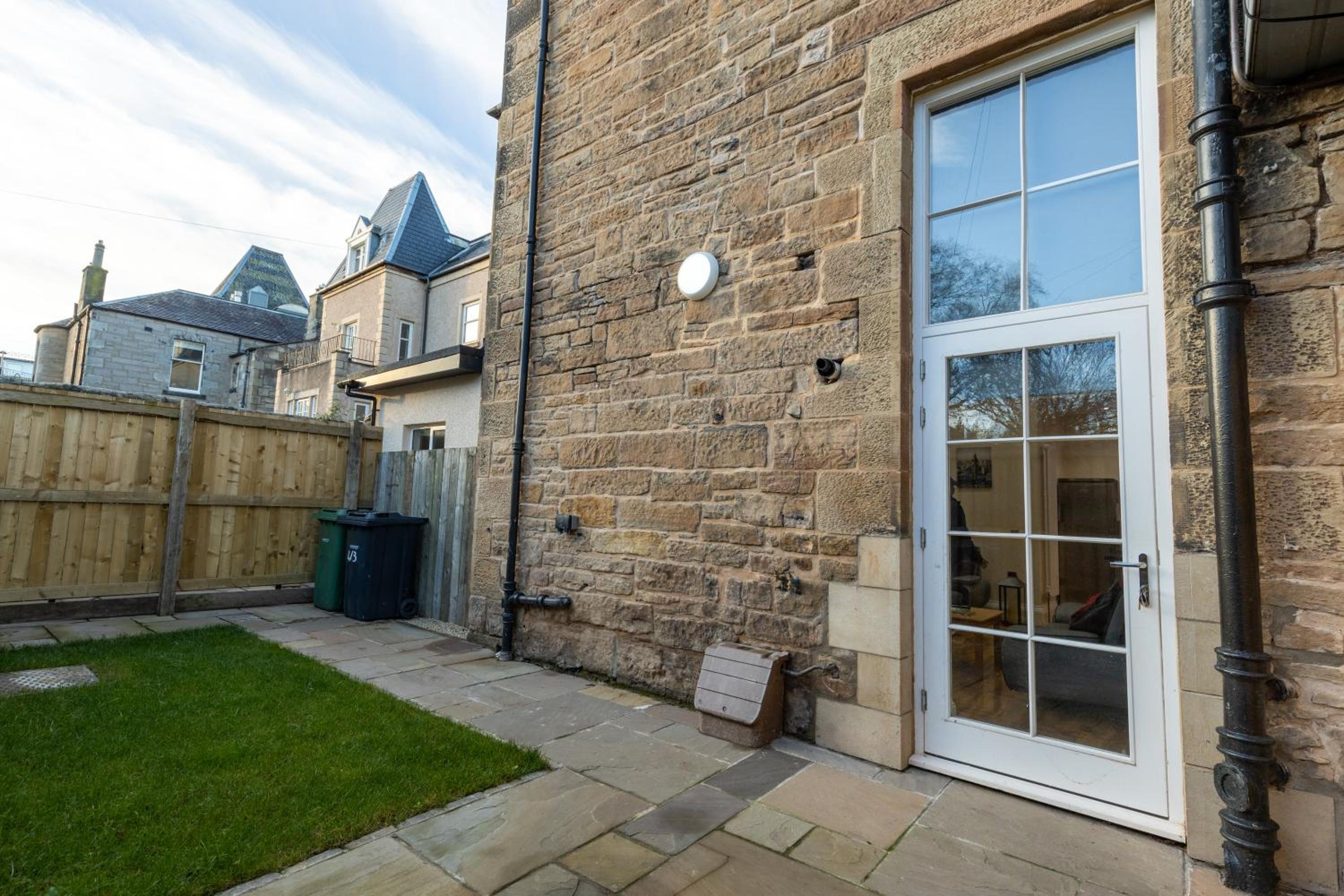 New 3-Bedroom Apartment Close to City Centre view 2