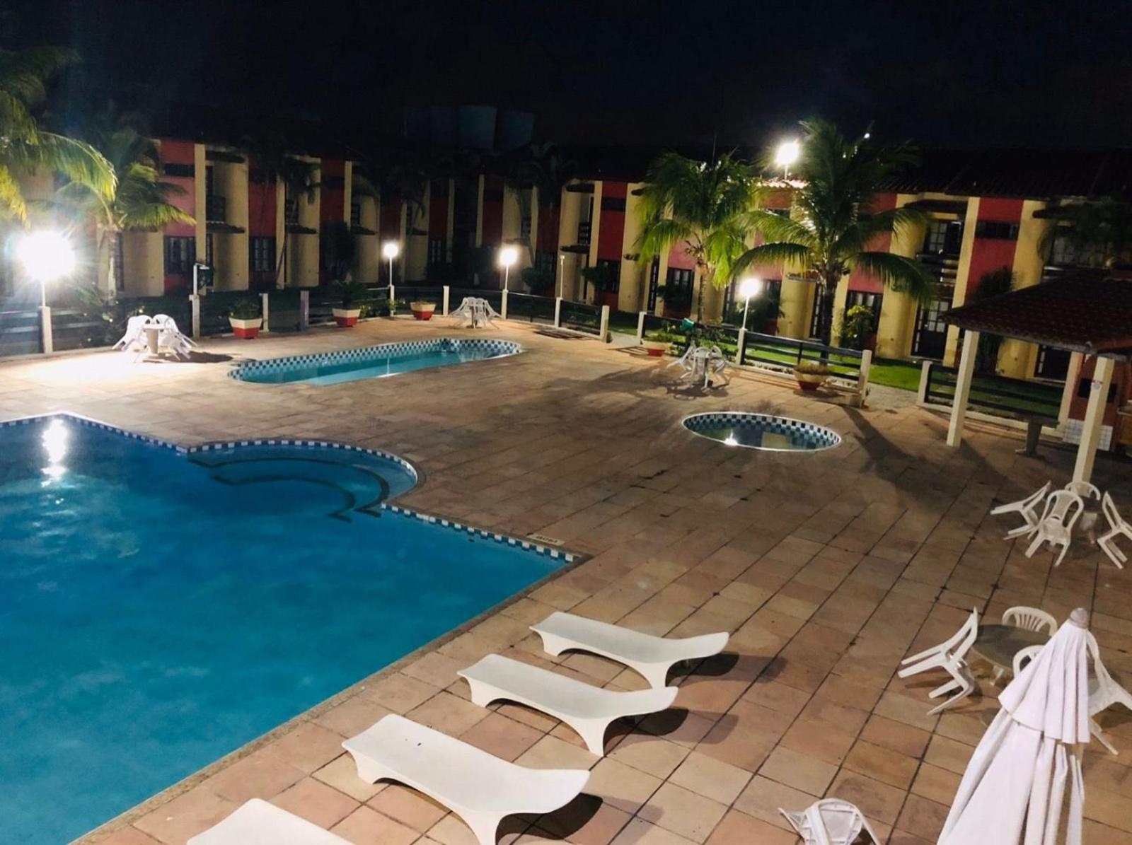 Casa em Condomínio localizado a aproximadamente 250m da praia de Taperapuã e da Arena Axé Moi, com 3 suítes todas com ar condicionado, piscinas adulto e in