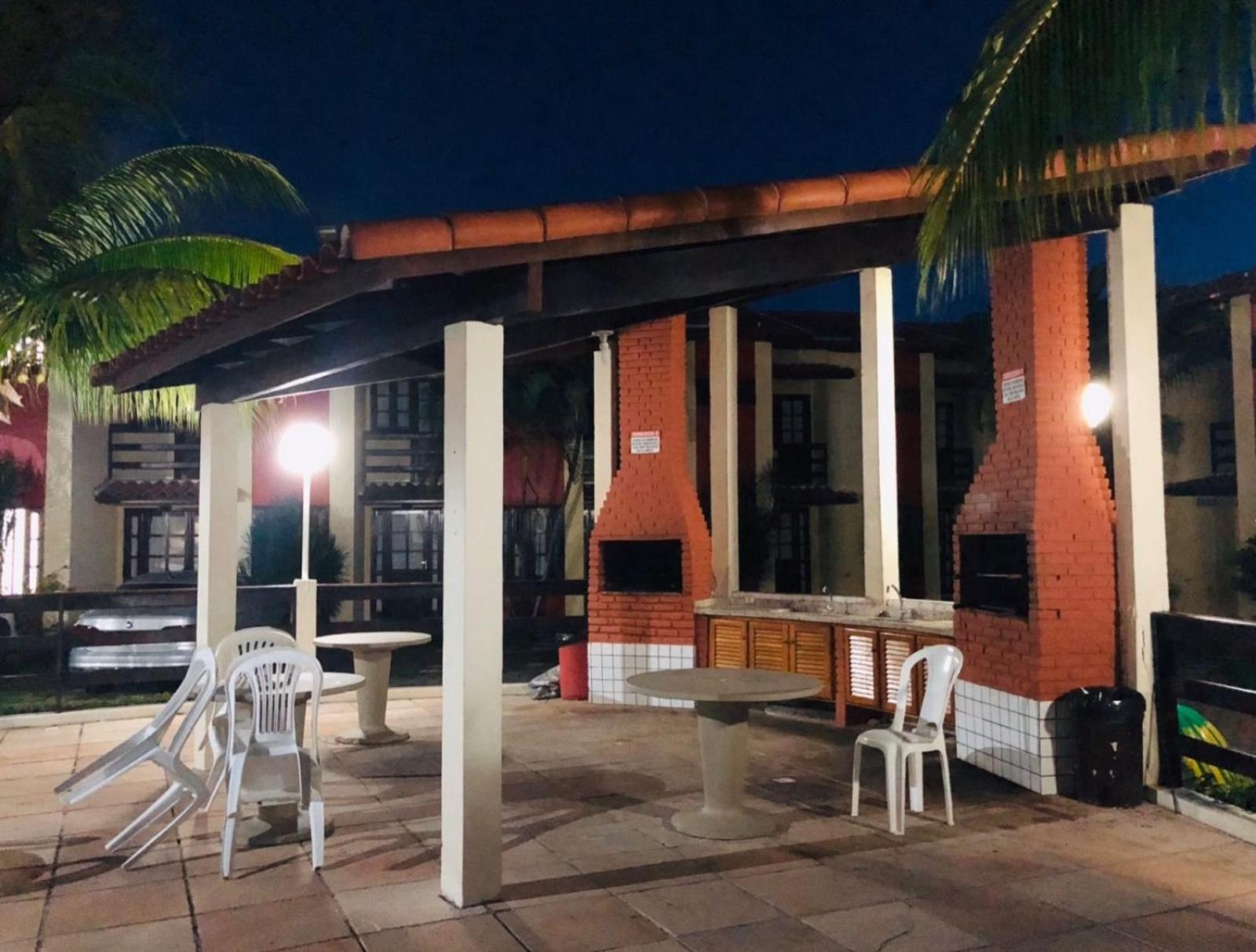 Casa em Condomínio localizado a aproximadamente 250m da praia de Taperapuã e da Arena Axé Moi, com 3 suítes todas com ar condicionado, piscinas adulto e in