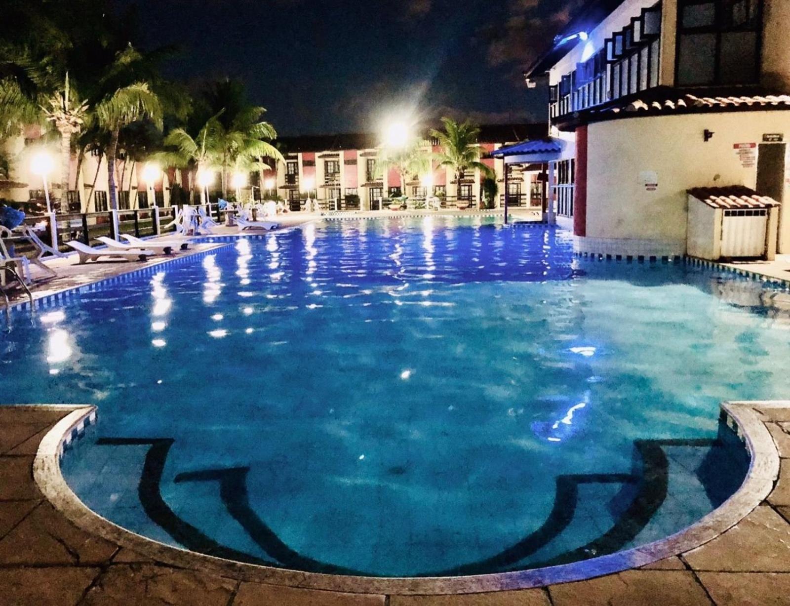 Casa em Condomínio localizado a aproximadamente 250m da praia de Taperapuã e da Arena Axé Moi, com 3 suítes todas com ar condicionado, piscinas adulto e in