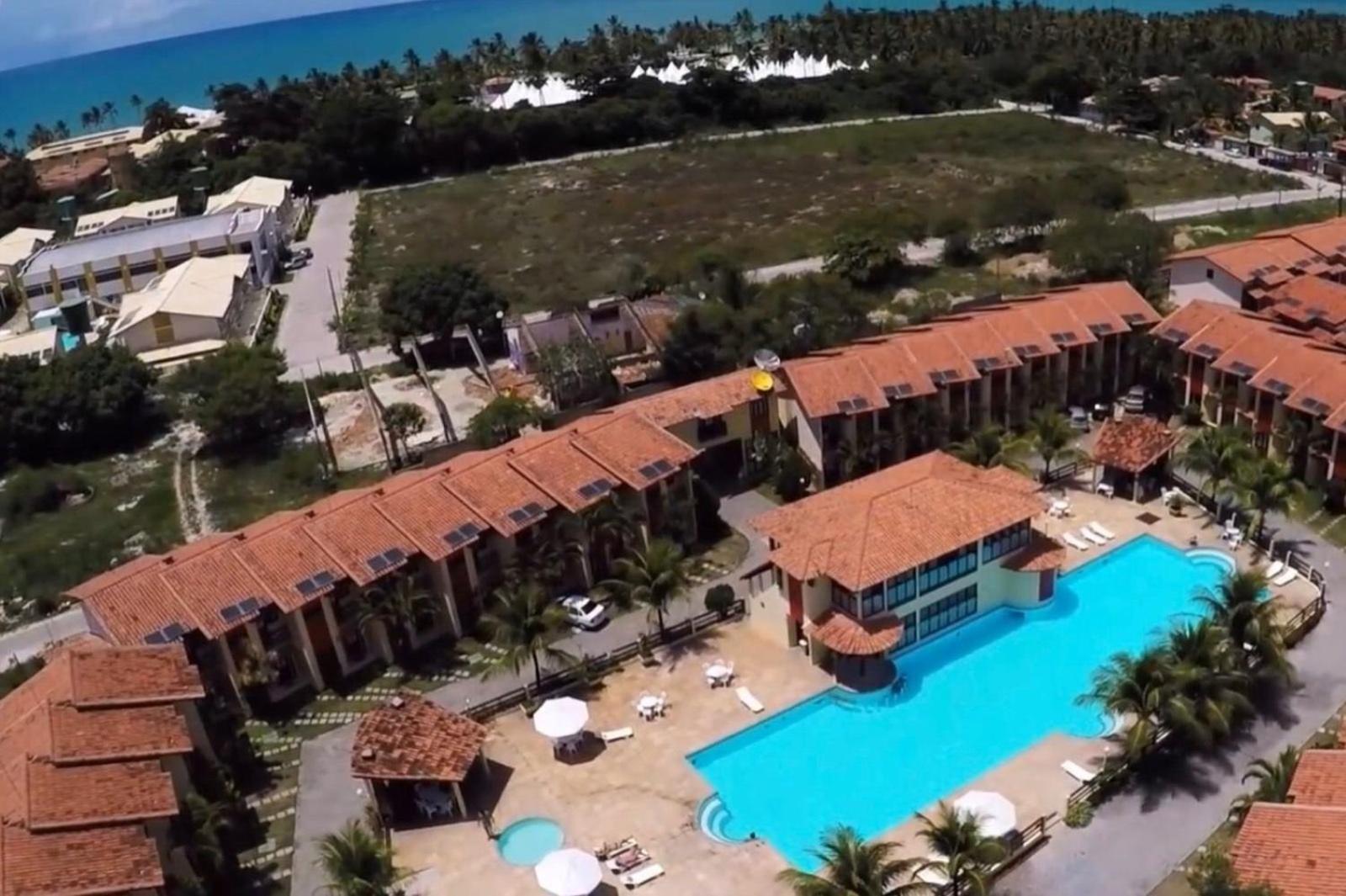 Casa em Condomínio localizado a aproximadamente 250m da praia de Taperapuã e da Arena Axé Moi, com 3 suítes todas com ar condicionado, piscinas adulto e in
