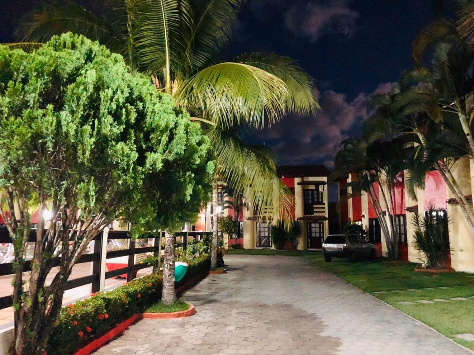 Casa em Condomínio localizado a aproximadamente 250m da praia de Taperapuã e da Arena Axé Moi, com 3 suítes todas com ar condicionado, piscinas adulto e in
