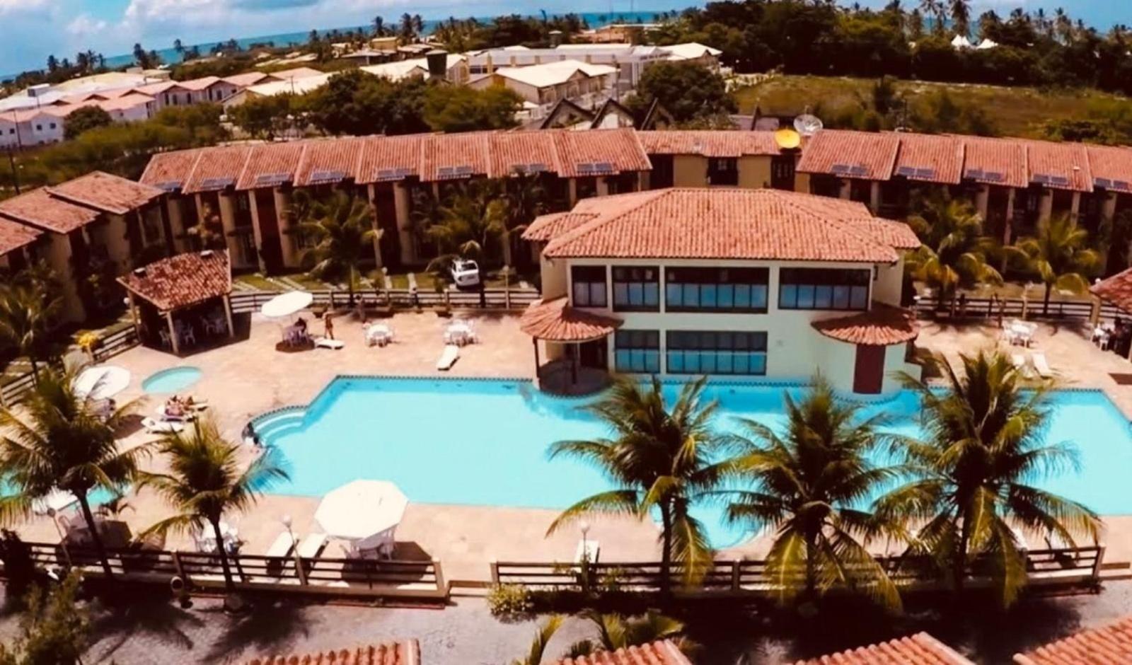 Casa em Condomínio localizado a aproximadamente 250m da praia de Taperapuã e da Arena Axé Moi, com 3 suítes todas com ar condicionado, piscinas adulto e in