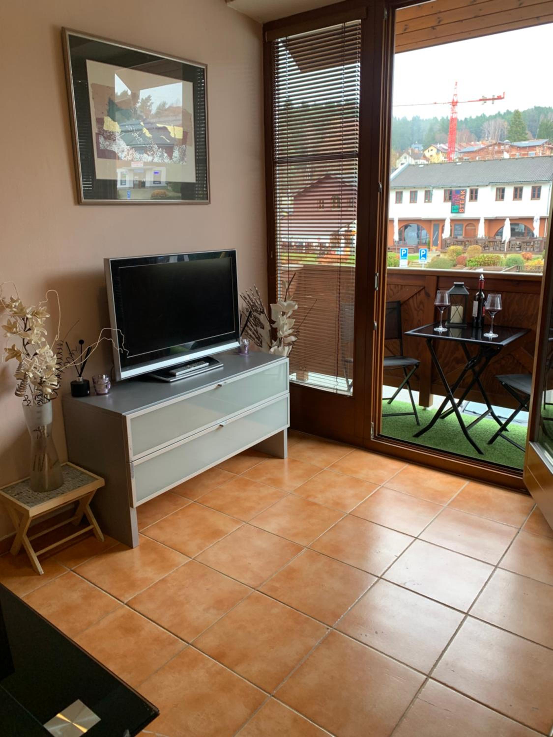 Jsmit Music&Bar&Apartments, balkóny v apartmánah, bar dole