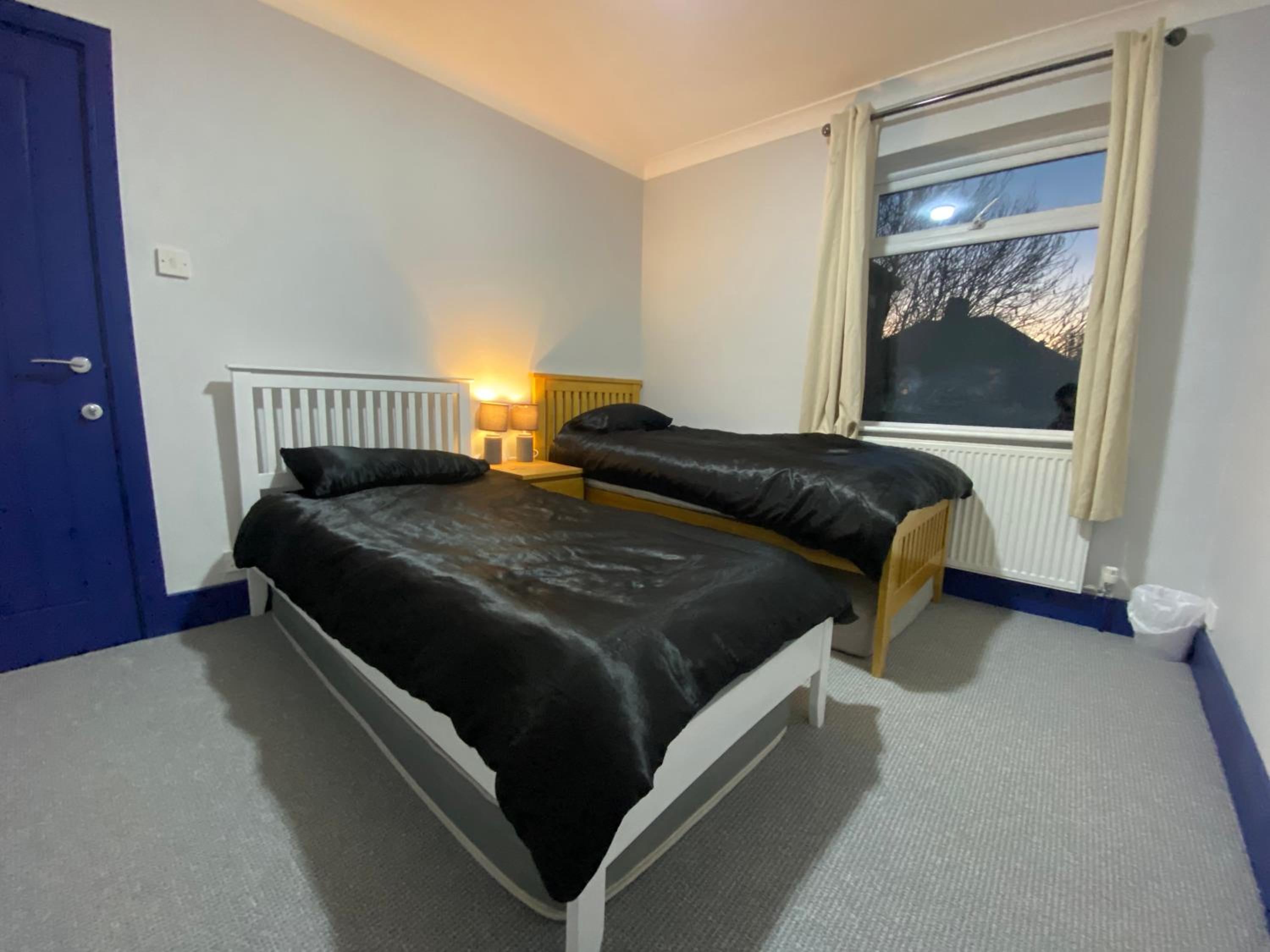 Kings Lynn Vacations - Harewood Lodge - Single and Double Rooms Self Serve Apartment - Property Image 2