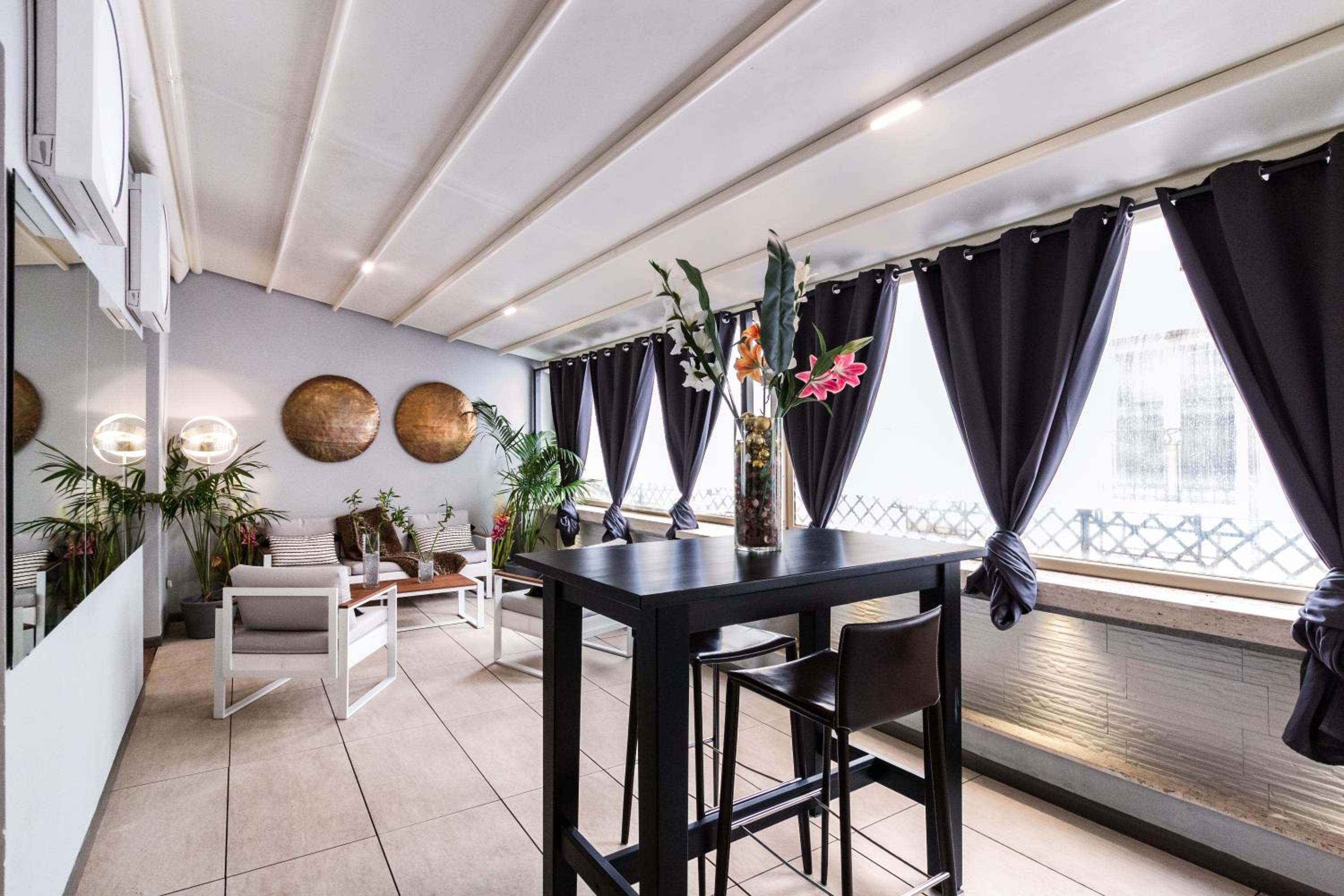 Daphne Suites