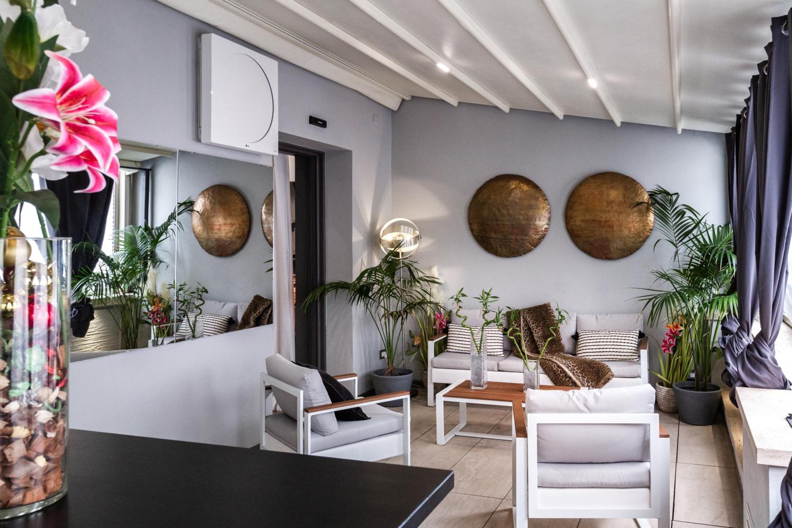 Daphne Suites