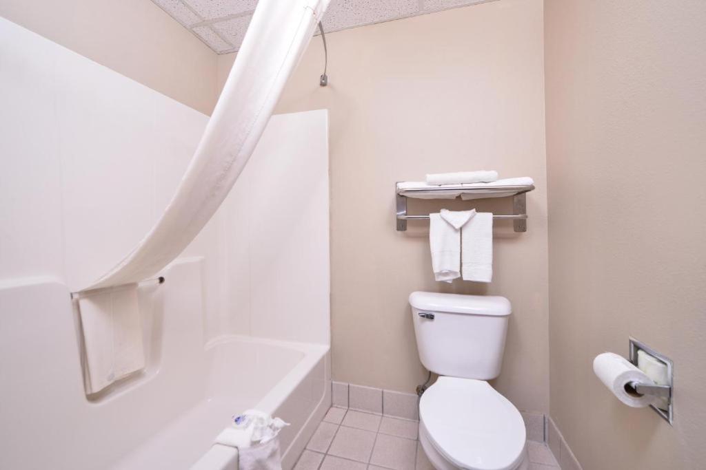 Regency Inn Geneseo, Photo 12