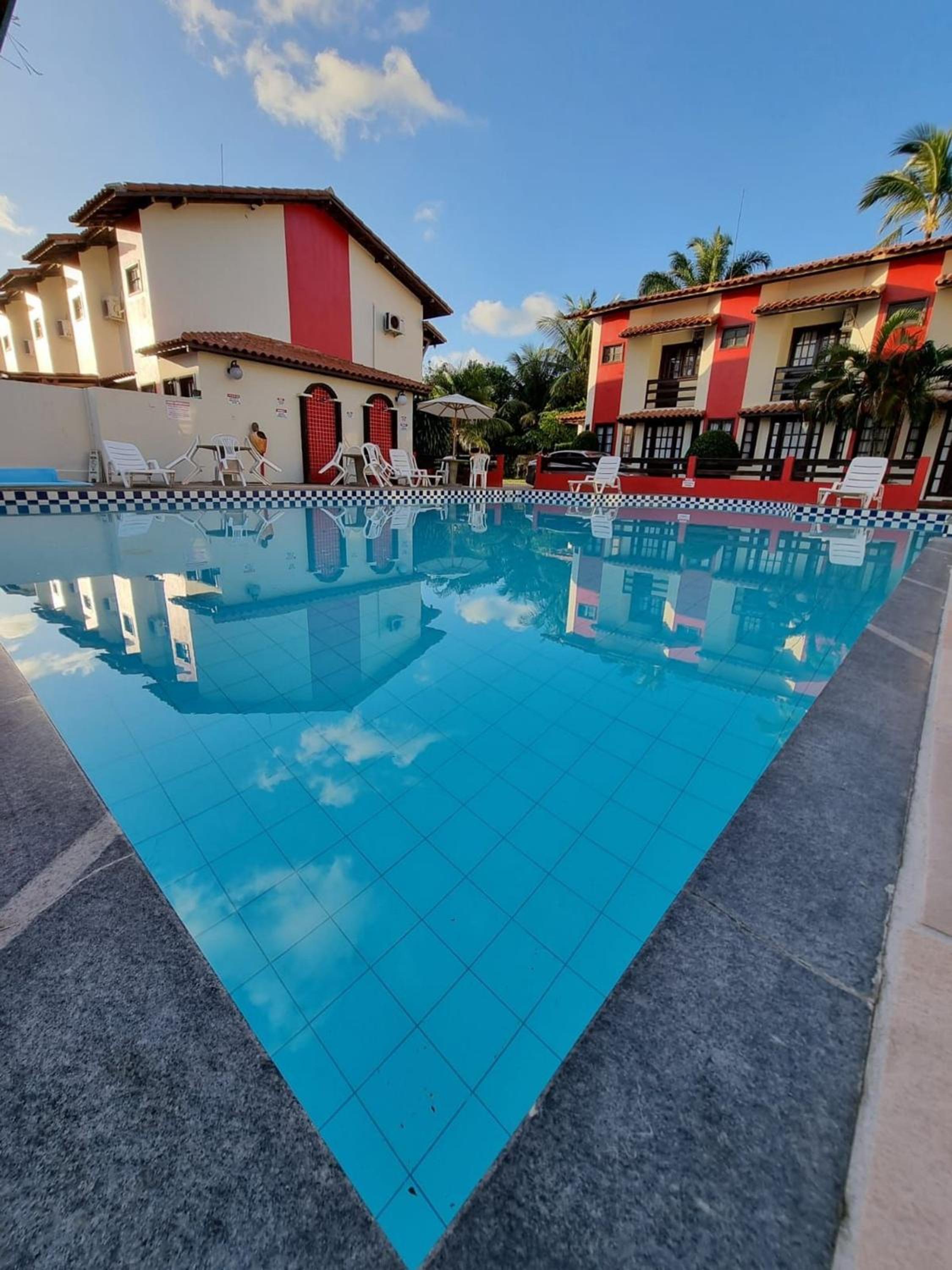 Casas com 2 ou 3 suítes (todas com ar split), com internet privativa 300MBPSno Residencial Nazareth, localizado a aproximadamente 80m da praia de Taperapuã