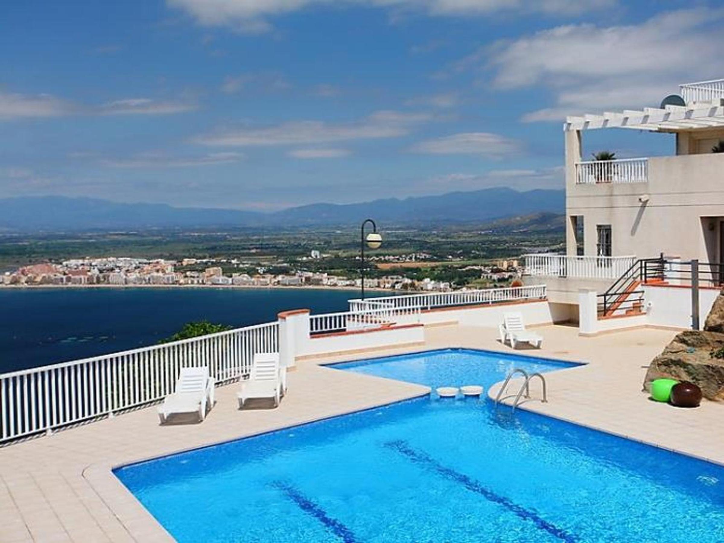 Apartamento cómodo de 3 habitaciones con aire acondicionado, terraza y piscina en Roses - ES-204-16 view 3