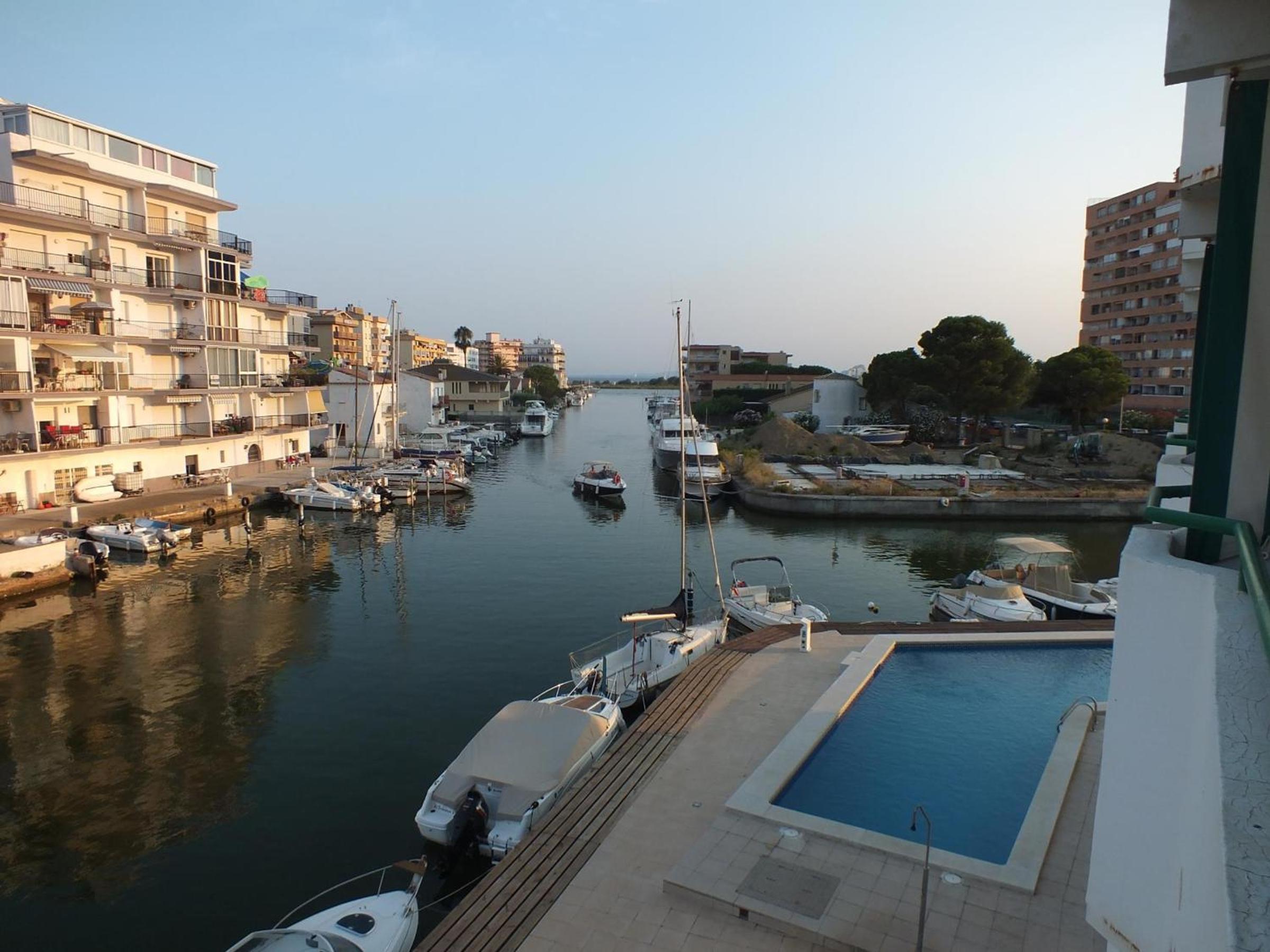 Apartamento en Roses con Piscina Comunitaria y Vista a la Costa - ES-204-44 view 2