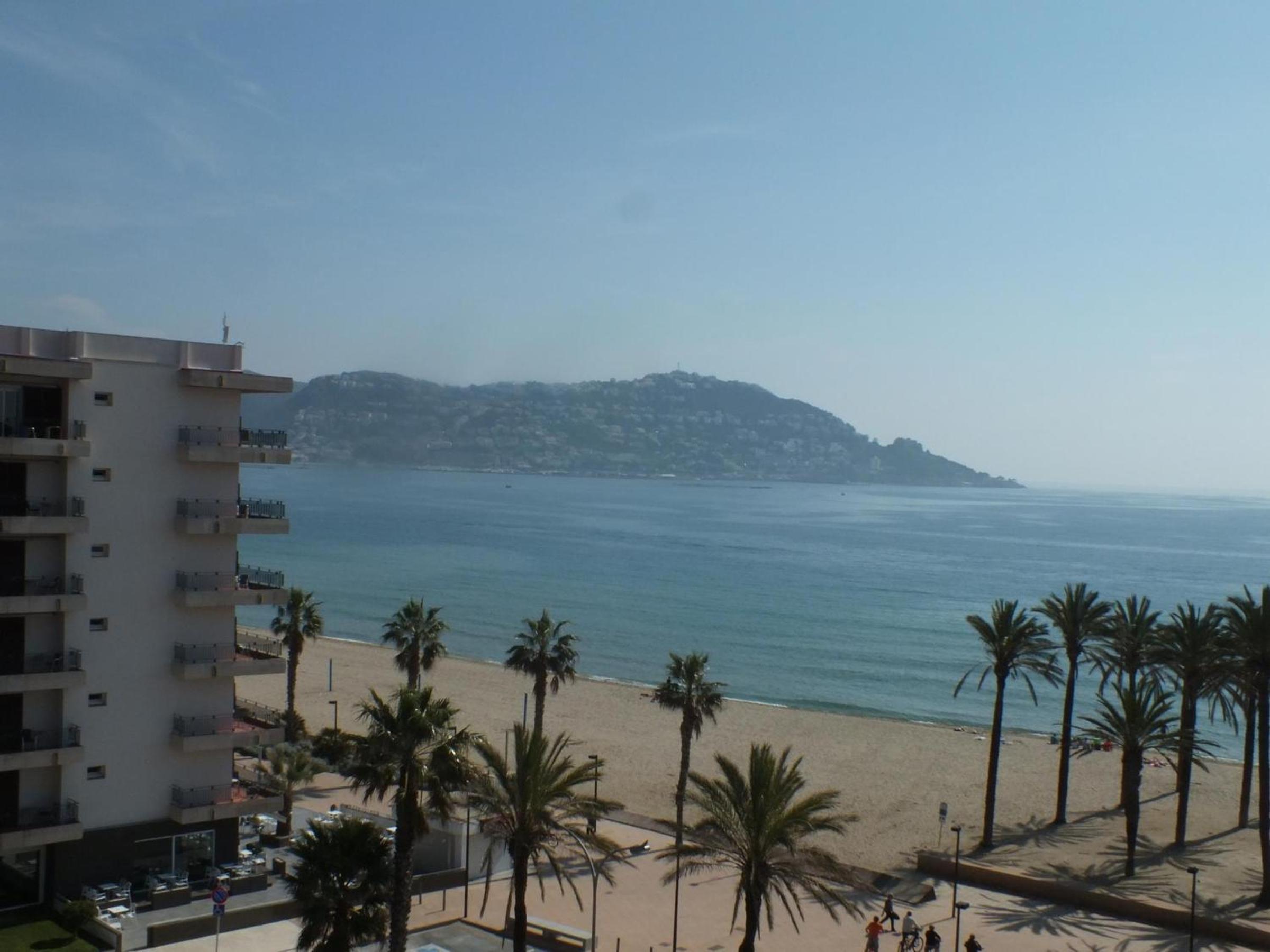 Apartamento en Rosas Santa-Margarita, con vistas al mar, piscina, y acceso directo a la playa - ES-204-42 view 3