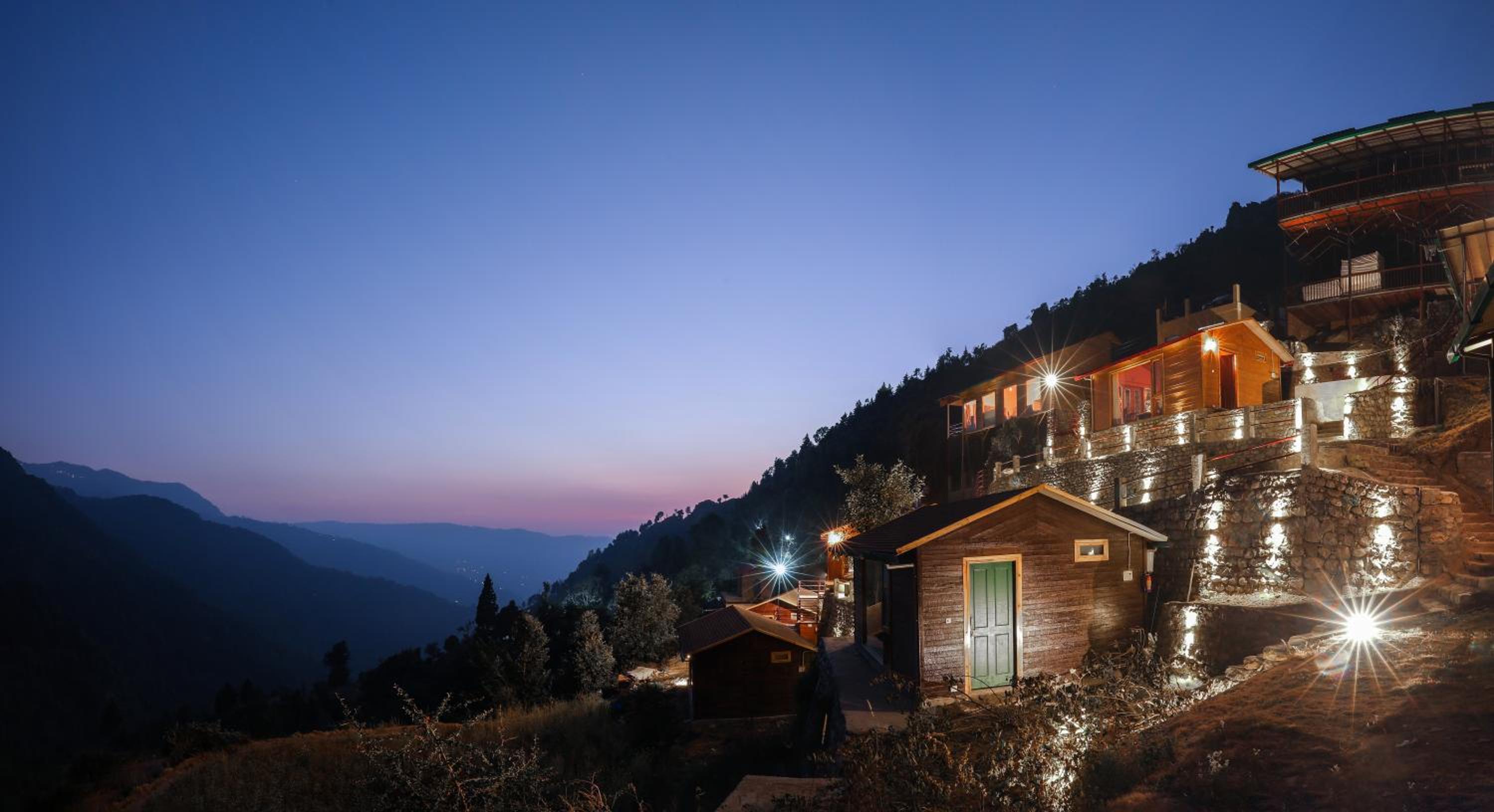 Seclude Pangot, Perch view 3