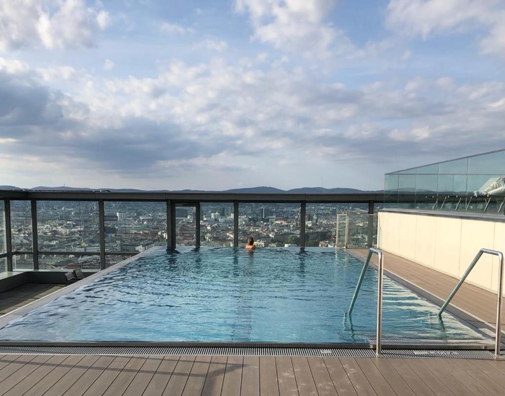 Executive Suite w/ Rooftop Pool
