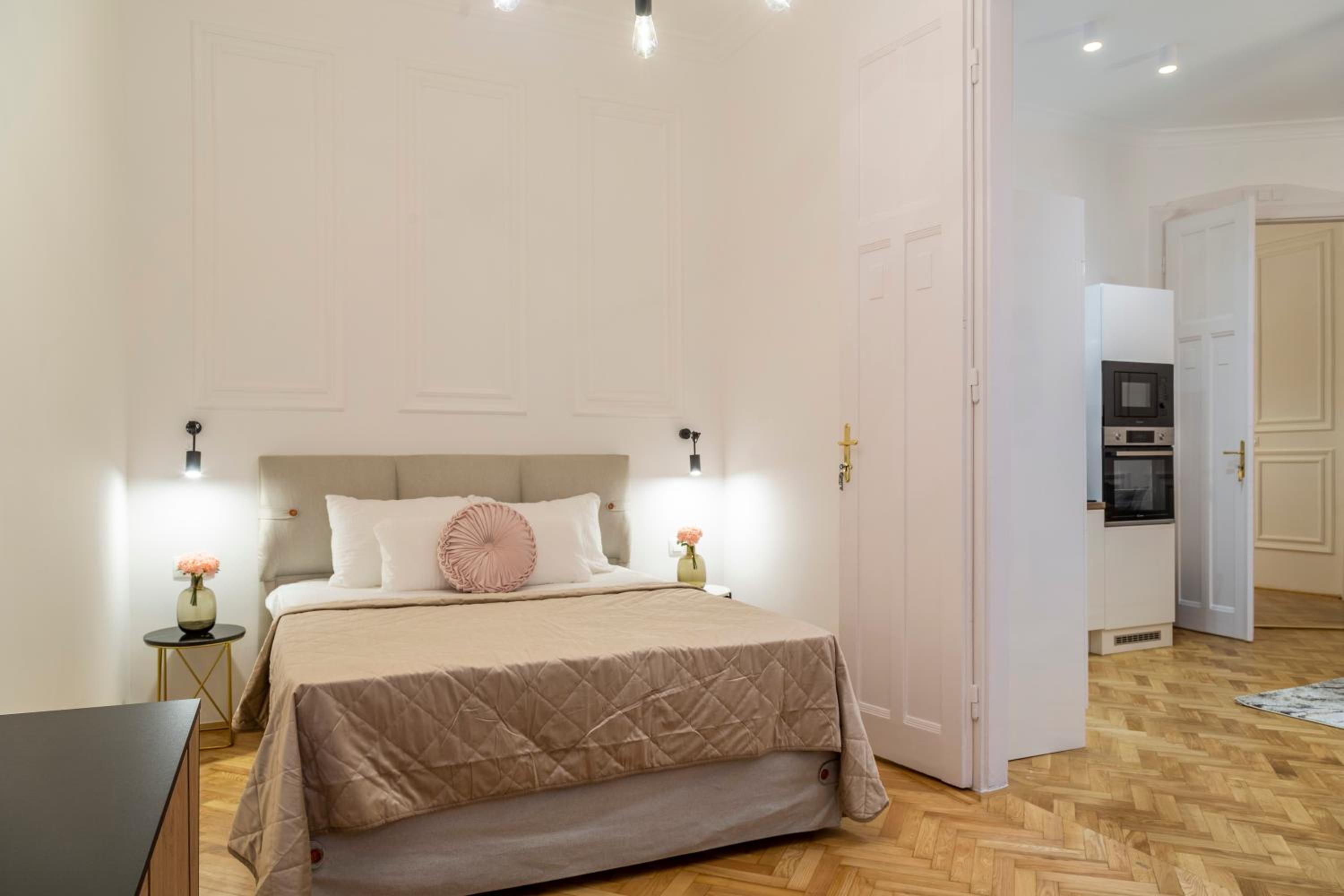 Glamorous Modern Apartment in the Hearth of Budapest view 3
